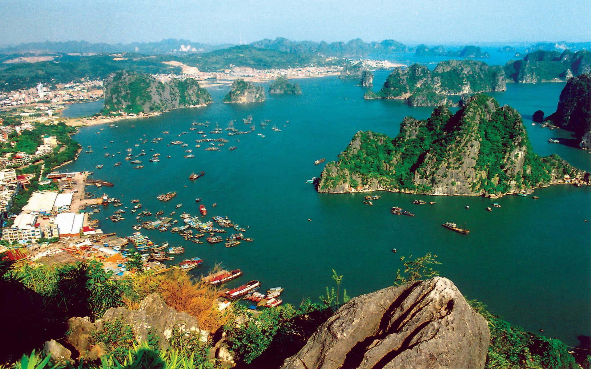從岩石觀景點看到的沿海海灣，有船隻和喀斯特島嶼。 — 船 GIF 壁紙