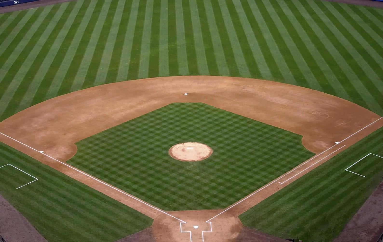 Baseball Field 桌布 壁紙 — 從高空俯瞰一個精心修剪、帶有清晰白線和菱形內野的棒球場。