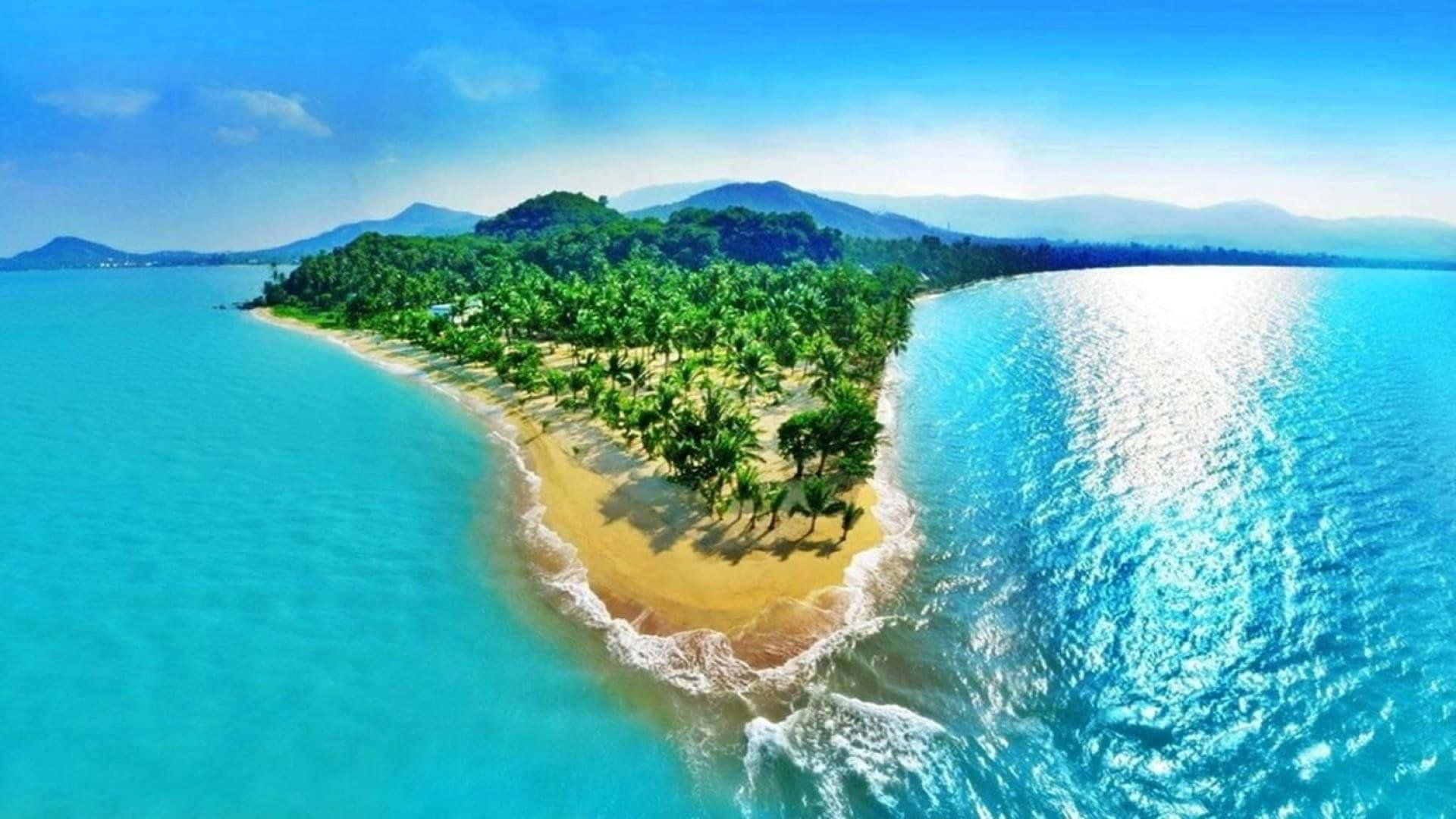 Thailand Beach 桌布 壁紙 — 從高空俯瞰一個鬱鬱蔥蔥的熱帶島嶼，擁有金色沙灘和碧綠海水，四周環繞著遠處的山脈，天空湛藍清澈。