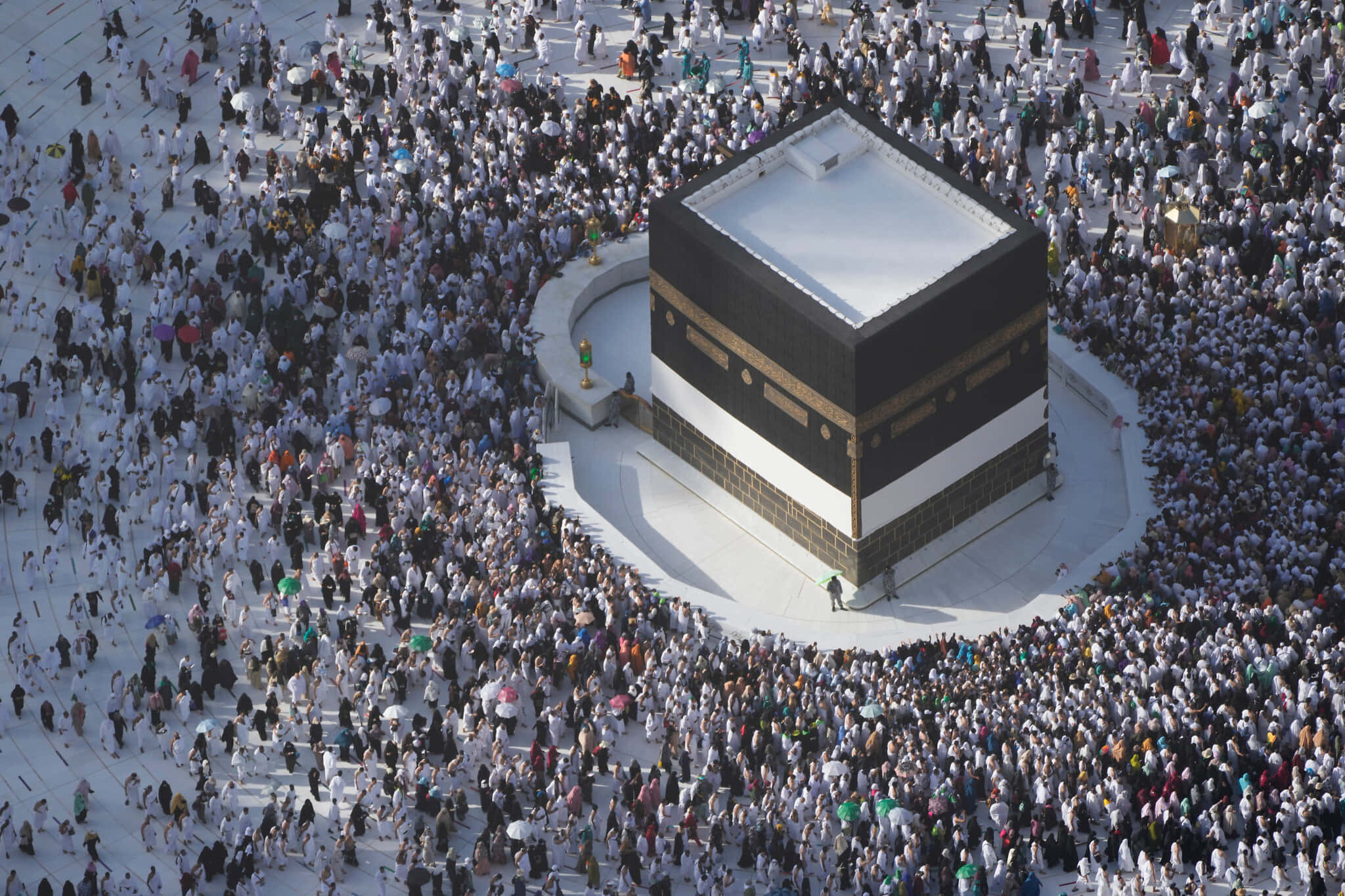 Mecca Mosque 桌布 壁紙 — 從高空俯瞰卡巴天房，被身穿白衣的朝聖者海洋圍繞，正在進行塔瓦夫儀式。