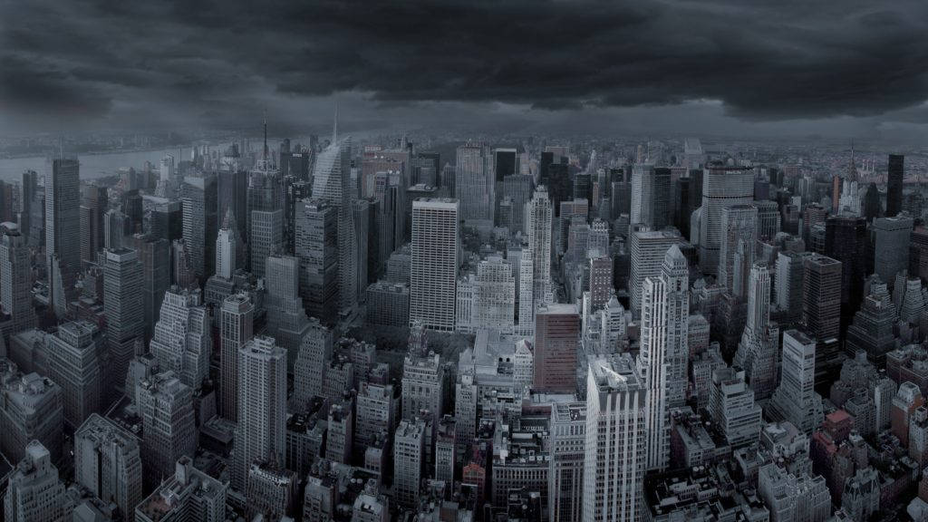 在黑暗暴風雨的天空下，高樓林立，看不見任何人的城市景觀。 — 4K 壁紙