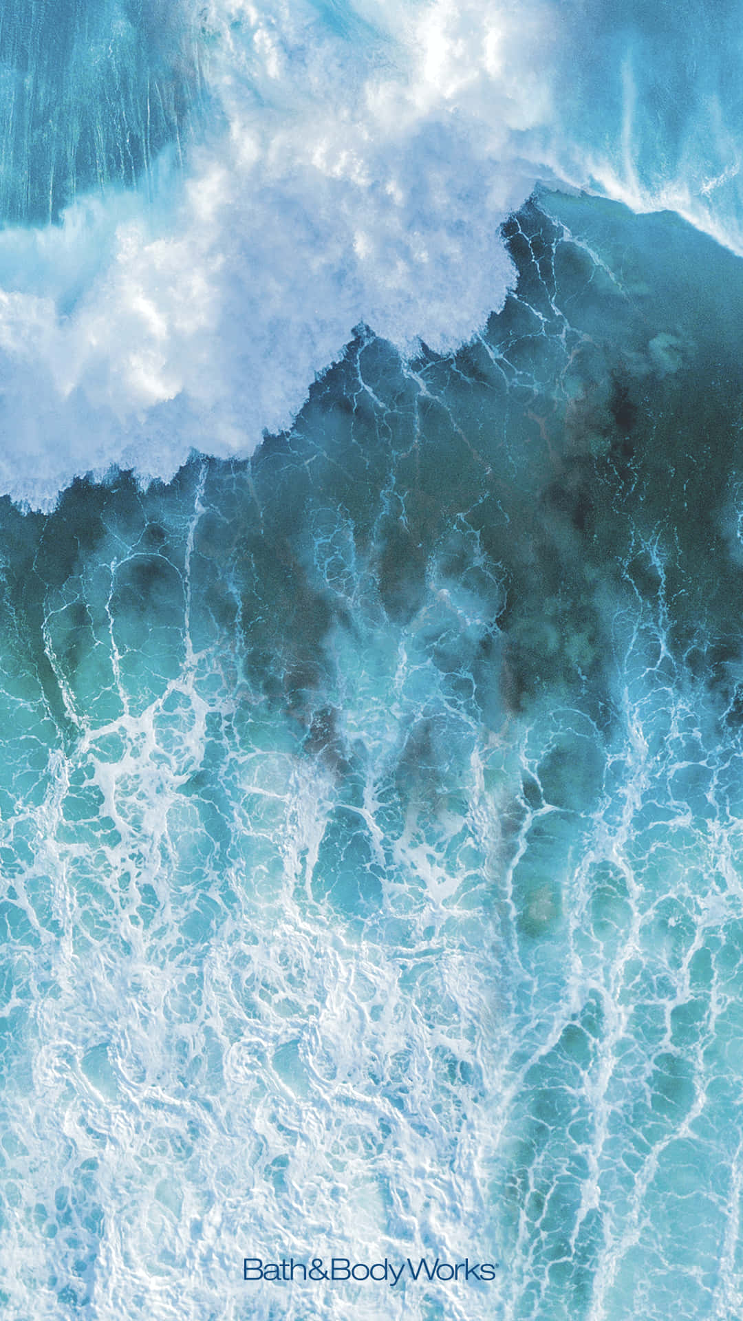 Ocean Aesthetic Phone 桌布 壁紙 — 從高空俯瞰巨大的藍綠色海浪撞擊深色海水，激起白色泡沫的畫面。