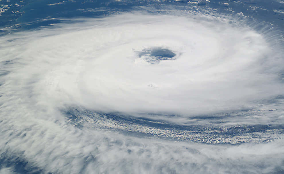 Hurricane 桌布 壁紙 — 從高空俯瞰海洋上巨大颶風的畫面，中心有一個清晰的風眼。