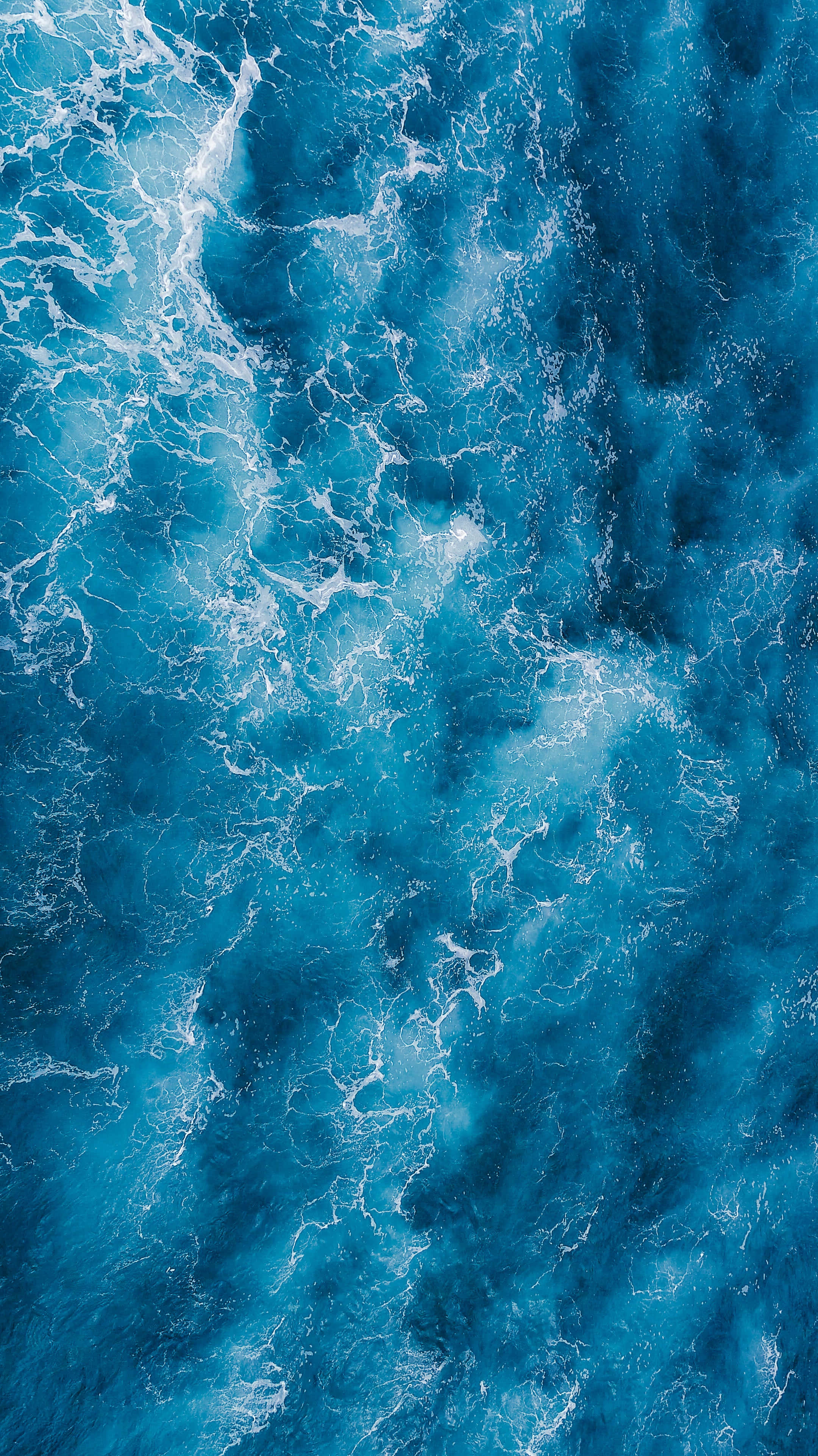 Ocean Aesthetic Phone 桌布 壁紙 — 從高空俯瞰深藍色和白色泡沫中翻騰的海浪。