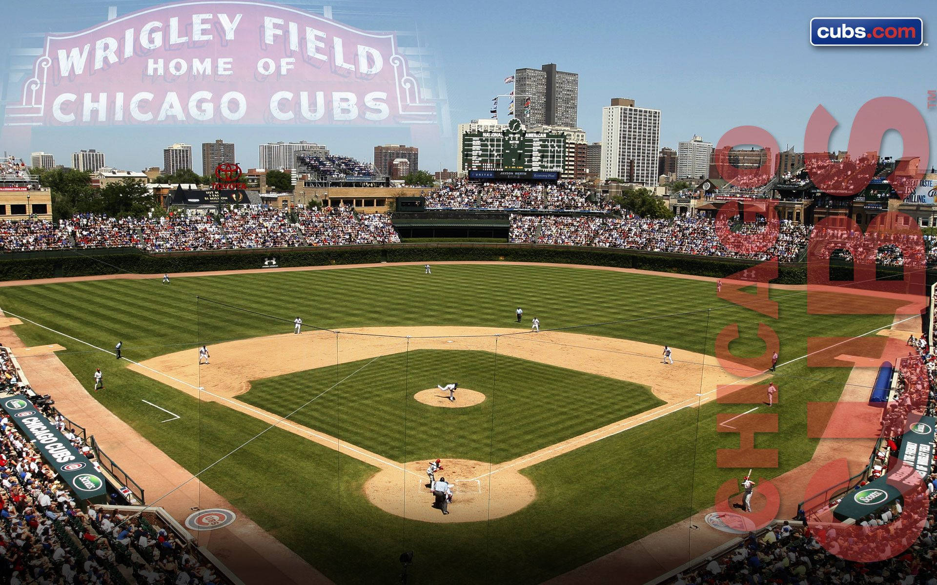 Cubs 桌布 壁紙 — 從高空俯瞰瑞格利球場，球場內坐滿球迷，藍天白雲，芝加哥天際線為背景。
