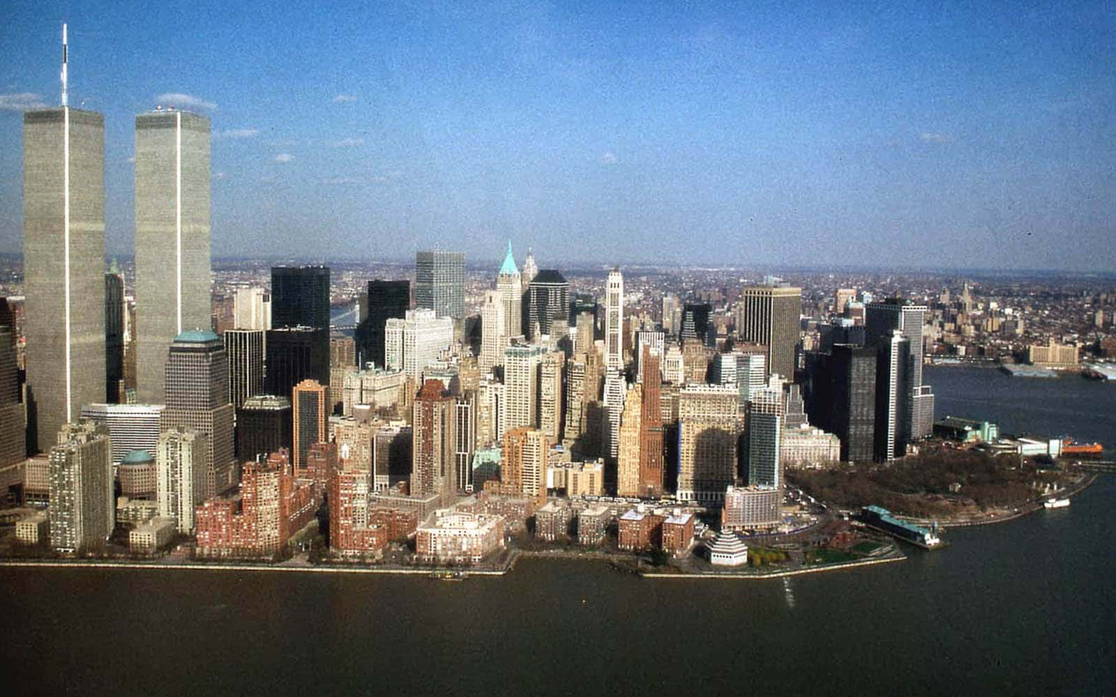 Old New York City 桌布 壁紙 — 從高空俯瞰紐約市天際線，雙子塔在清澈藍天下佔據主導地位，哈德遜河在前景。