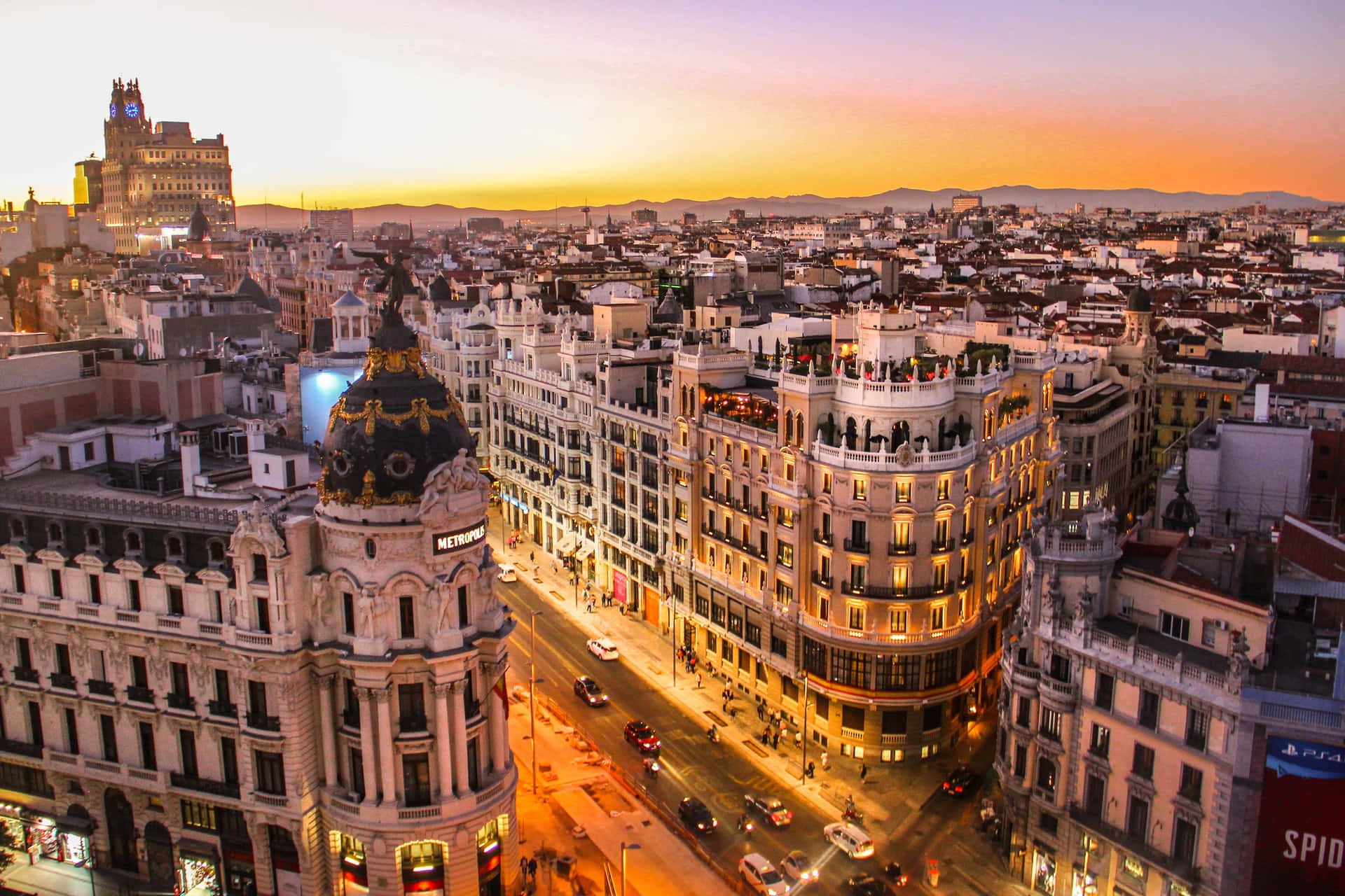 Barcelona 桌布 壁紙 — 從高空俯瞰馬德里歷史城區的日落景色，裝飾華麗的建築物與發光的街道。