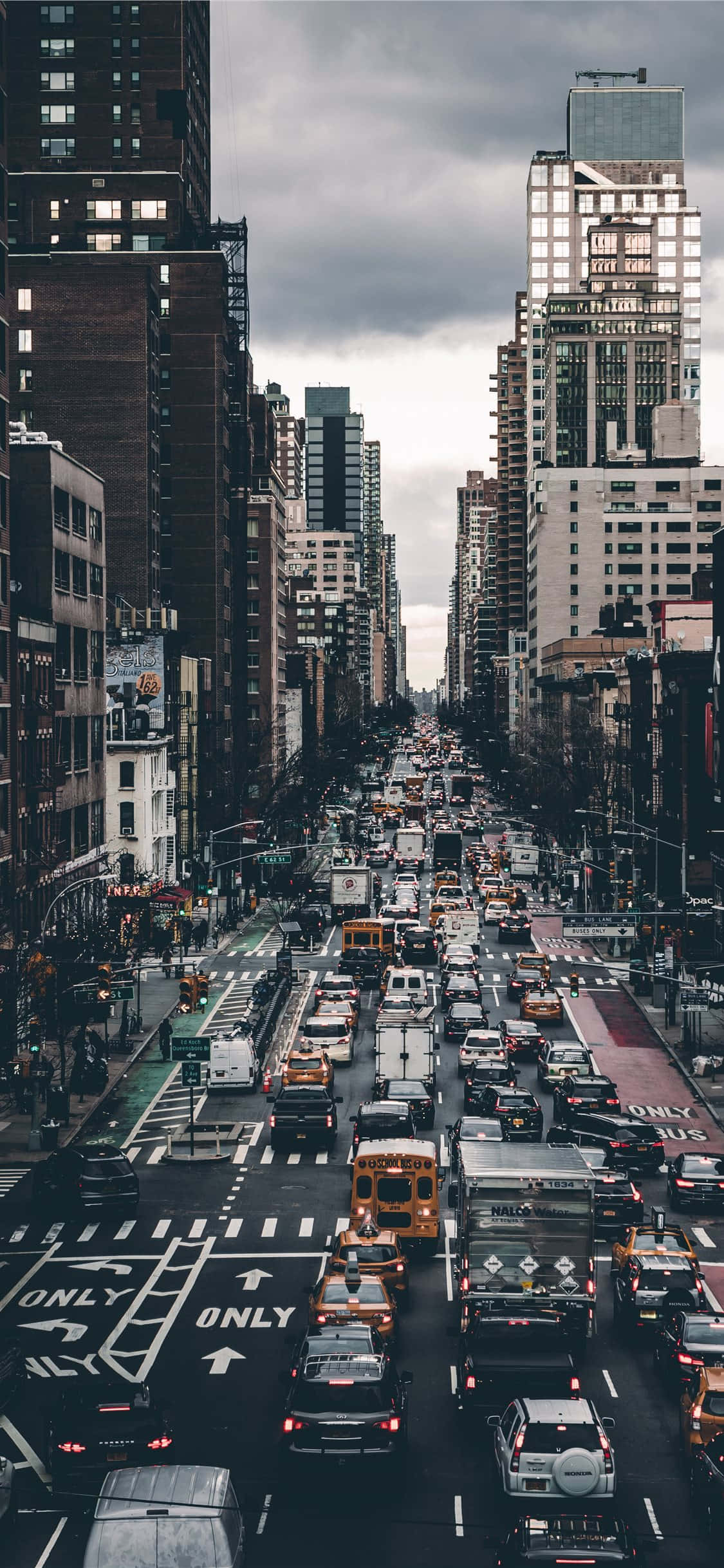 New York 桌布 壁紙 — 從高角度俯瞰一條繁忙的城市街道，在沉重的灰色天空下交通堵塞。