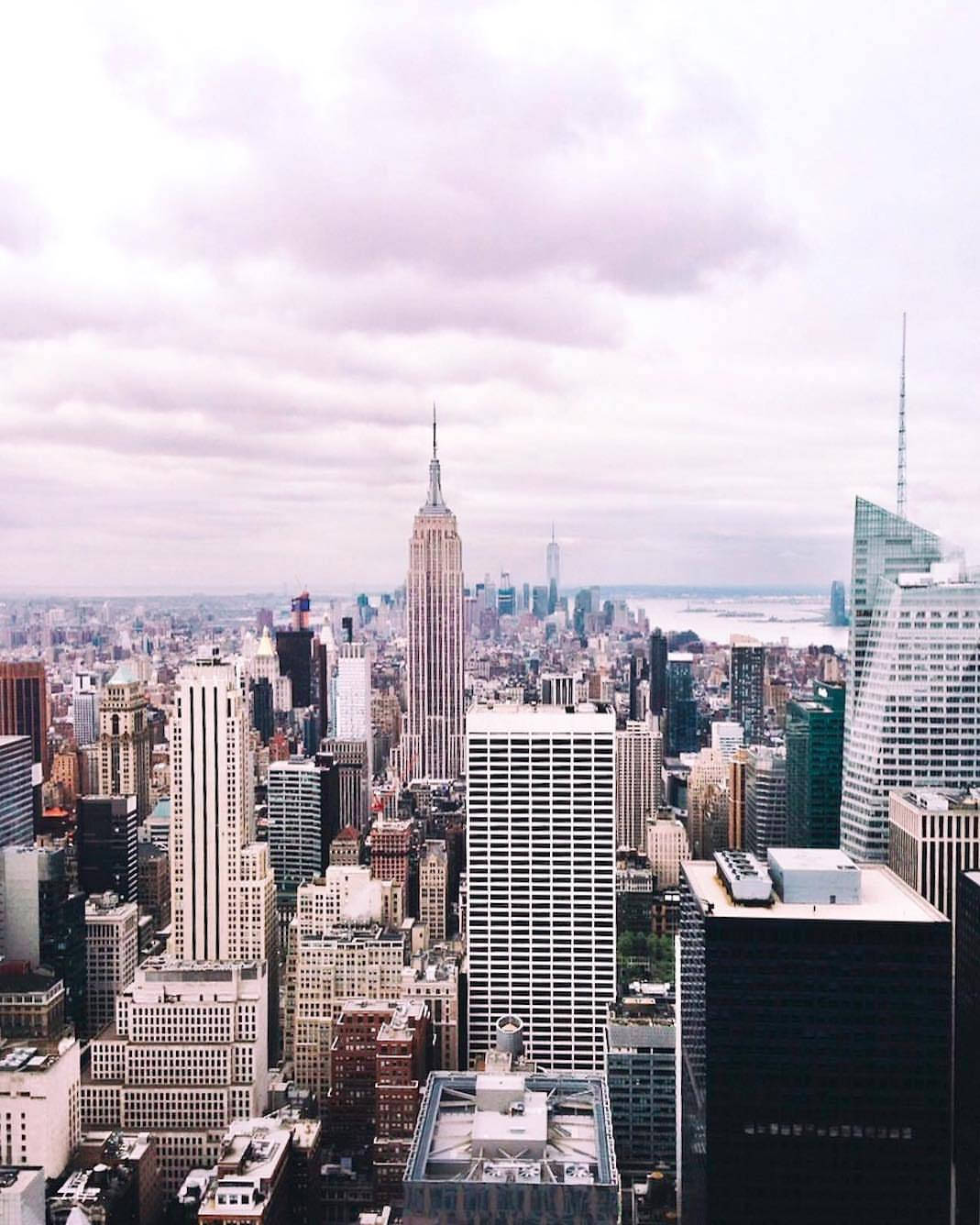 New York 桌布 壁紙 — 從高角度俯瞰紐約市天際線，柔和陰天，帝國大廈聳立於周圍摩天大樓之上。
