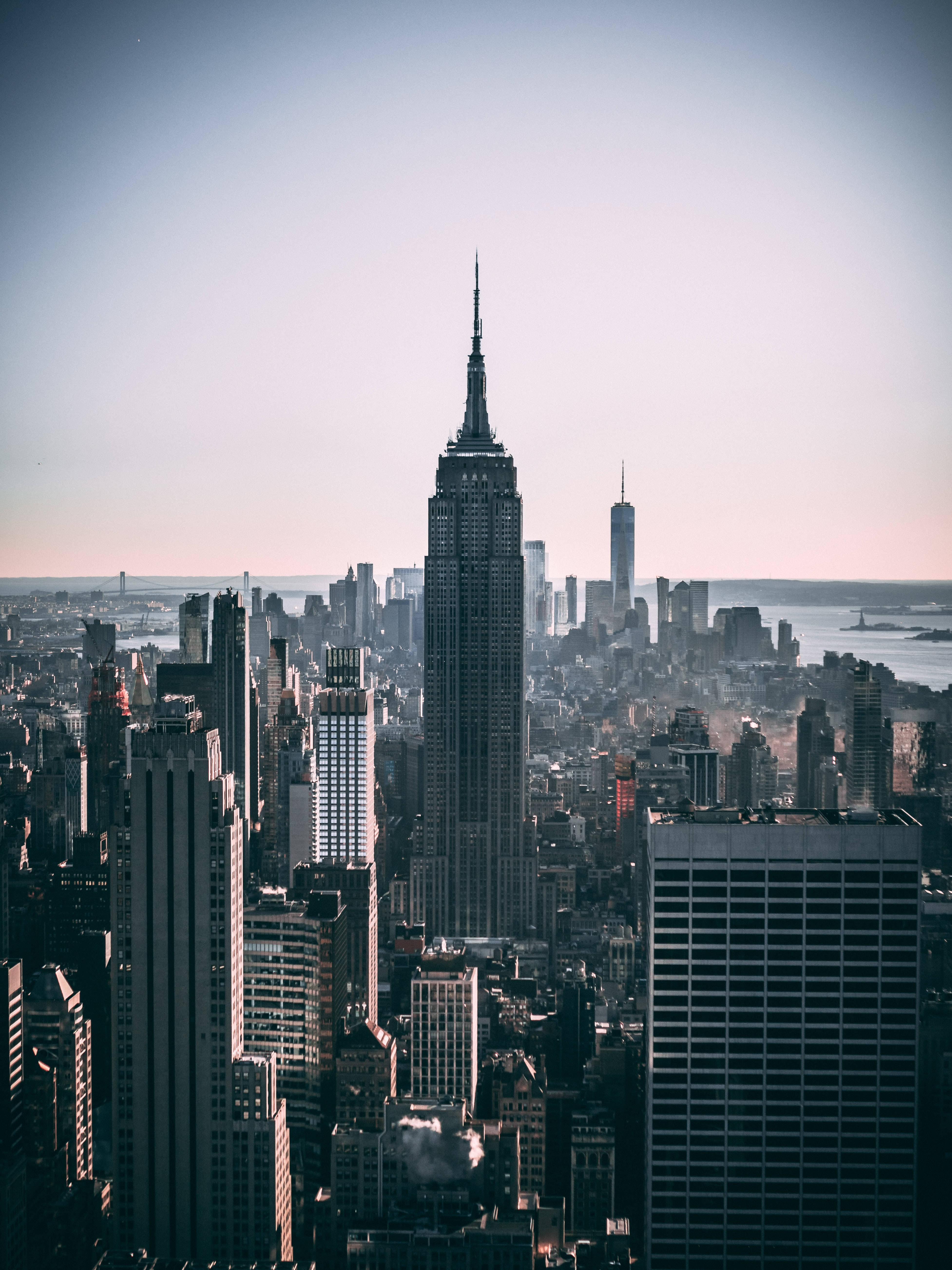 New York 桌布 壁紙 — 從高角度俯瞰紐約市天際線，黎明時分，帝國大廈聳立於周圍摩天大樓之上。