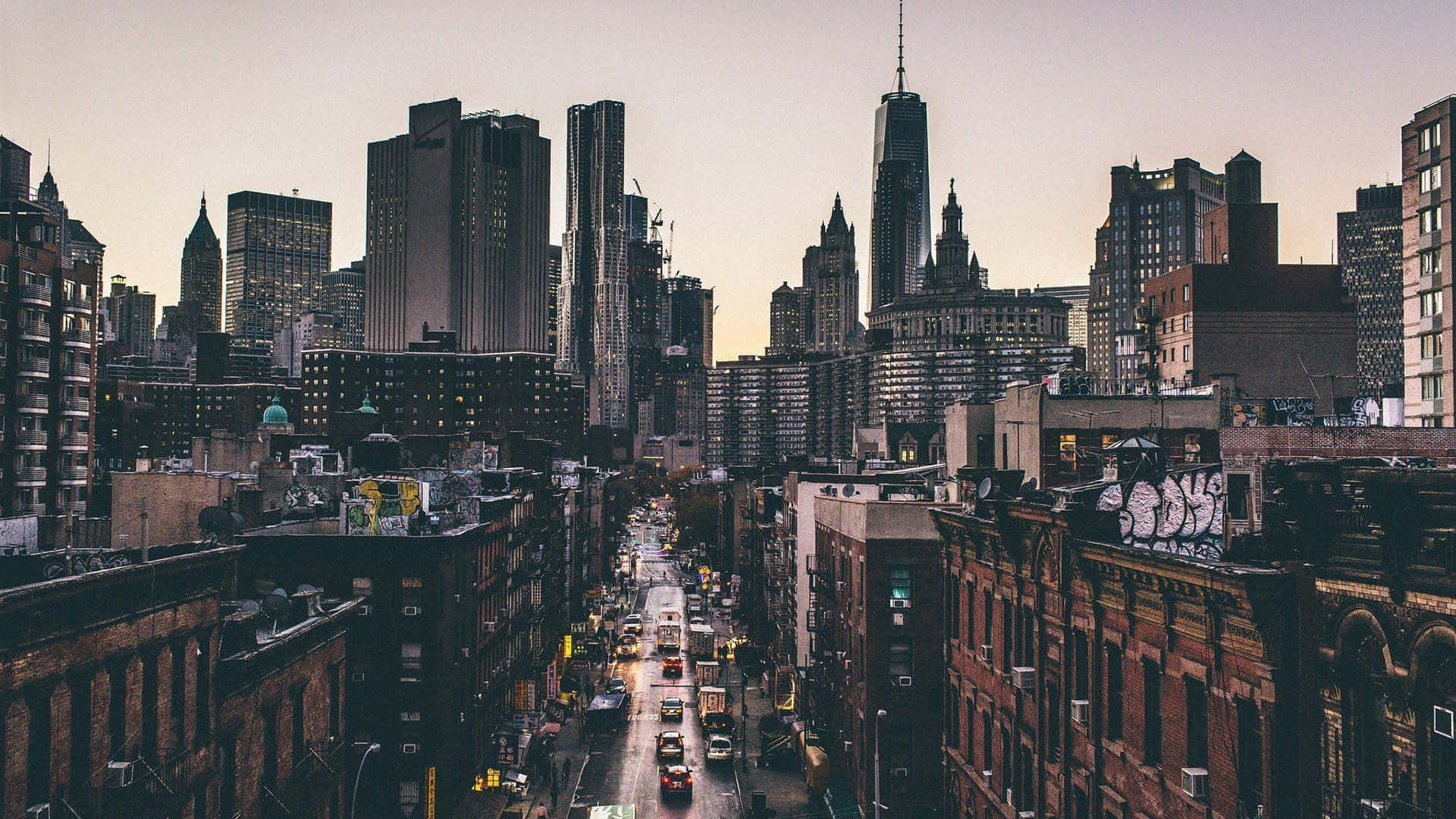 New York 桌布 壁紙 — 從高角度俯瞰黃昏時分繁忙的城市街道，高樓大廈和閃爍的車頭燈。