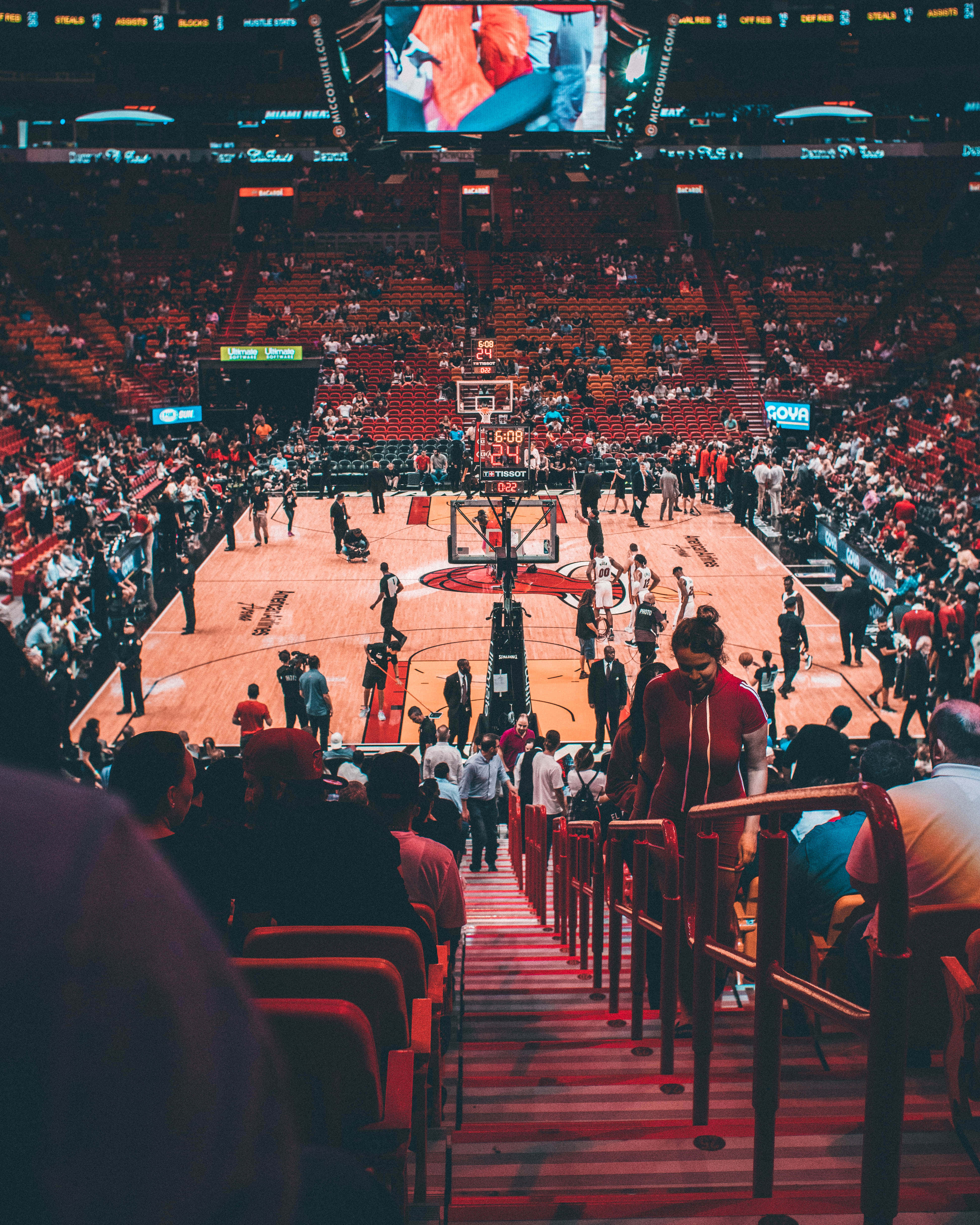 NBA 桌布 壁紙 — 從高角度拍攝的擁擠籃球場，球員和工作人員在明亮的燈光下在場上。