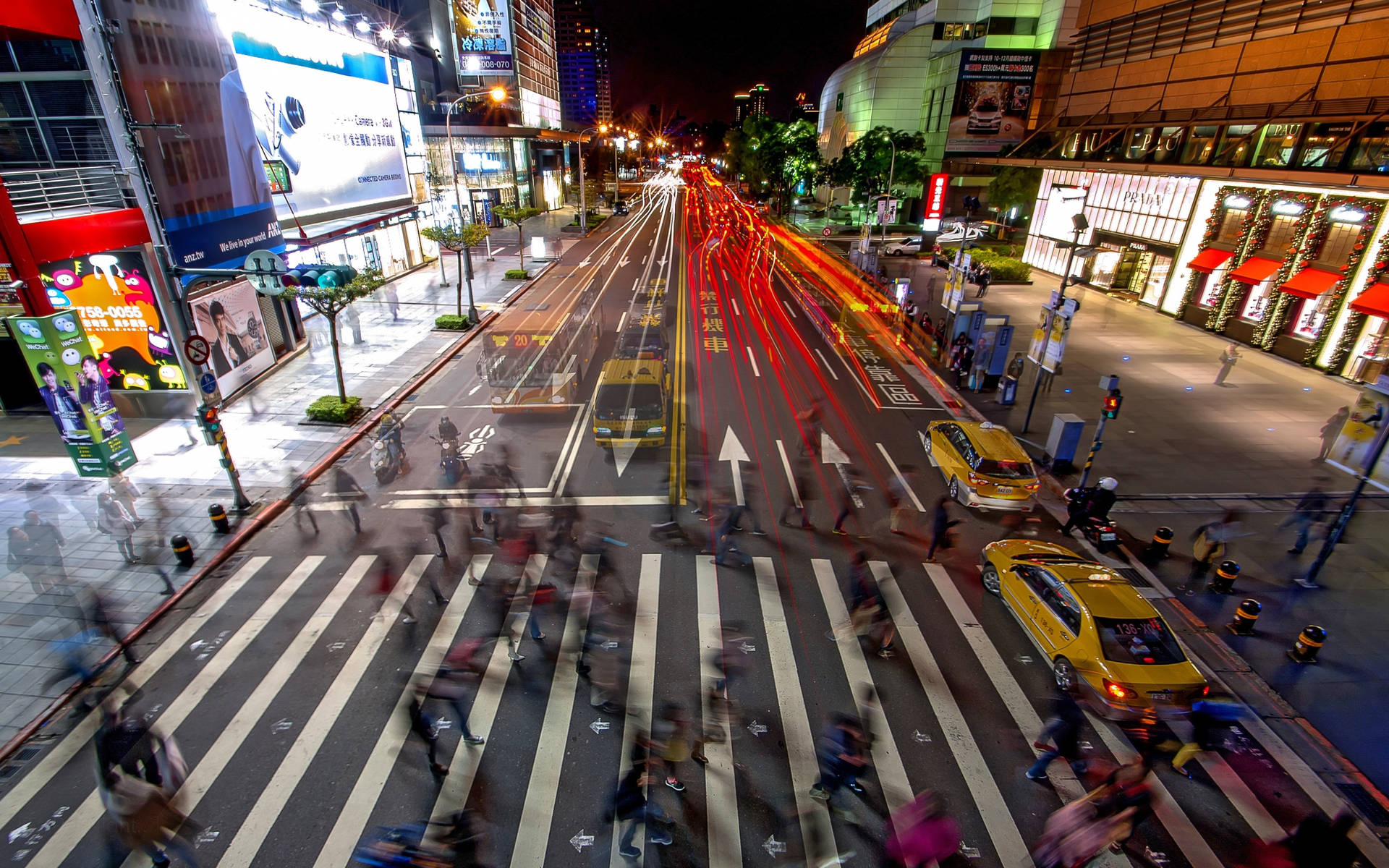 夜間城市街道，帶有模糊的行人和車燈軌跡。