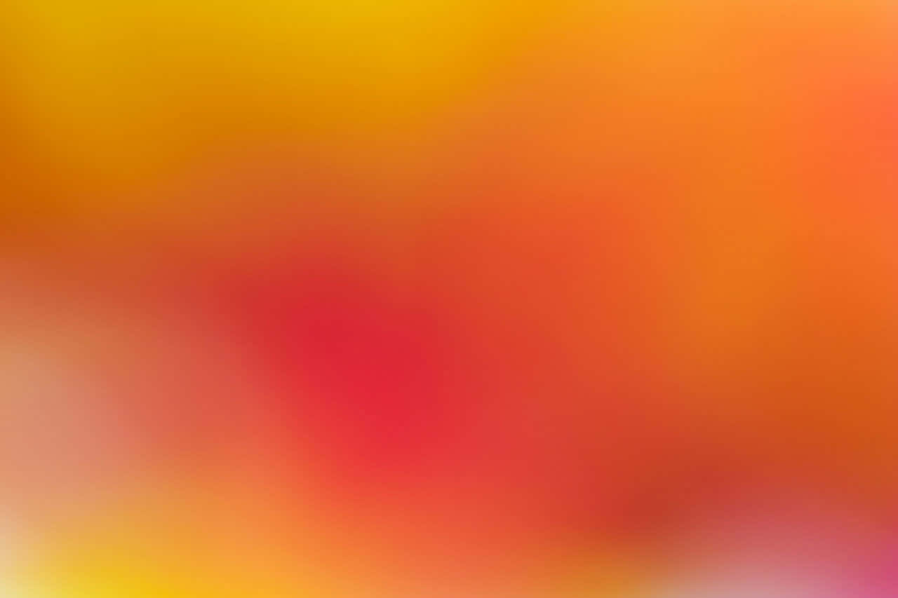 Warm 桌布 壁紙 — 從黃色到橙色再到紅色的柔和暖色漸變，營造出舒緩的抽象背景。