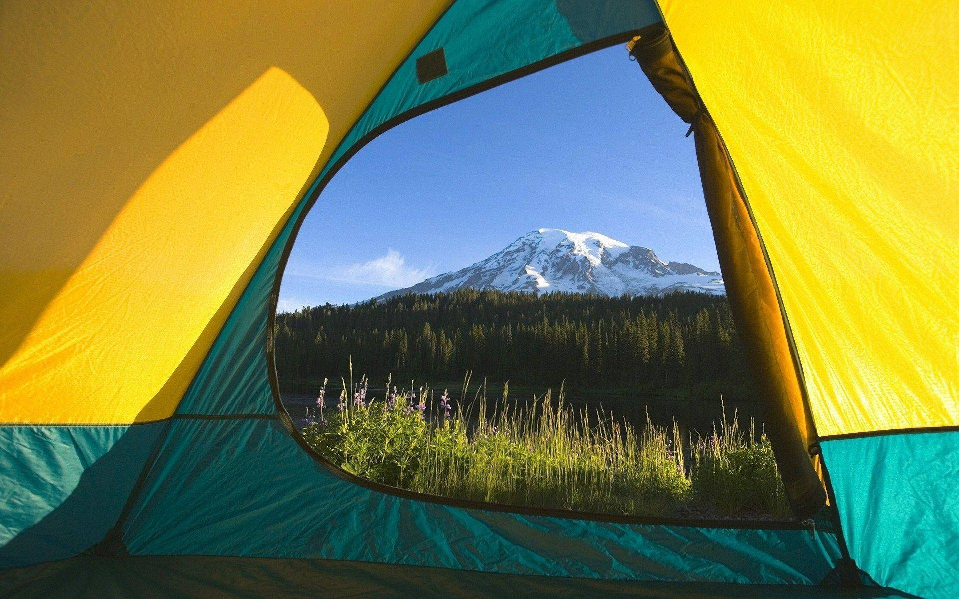 Camping 桌布 壁紙 — 從黃色和藍綠色帳篷內部望向晴朗藍天下積雪覆蓋的山峰。