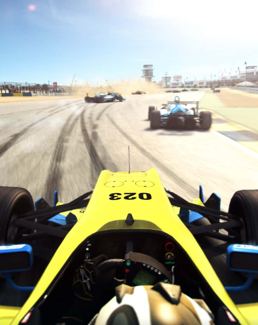 iPhone X Grid Autosport 桌布 壁紙 — 從黃色賽車以第一人稱視角在陽光照耀的賽道上疾馳，前方有競爭對手。