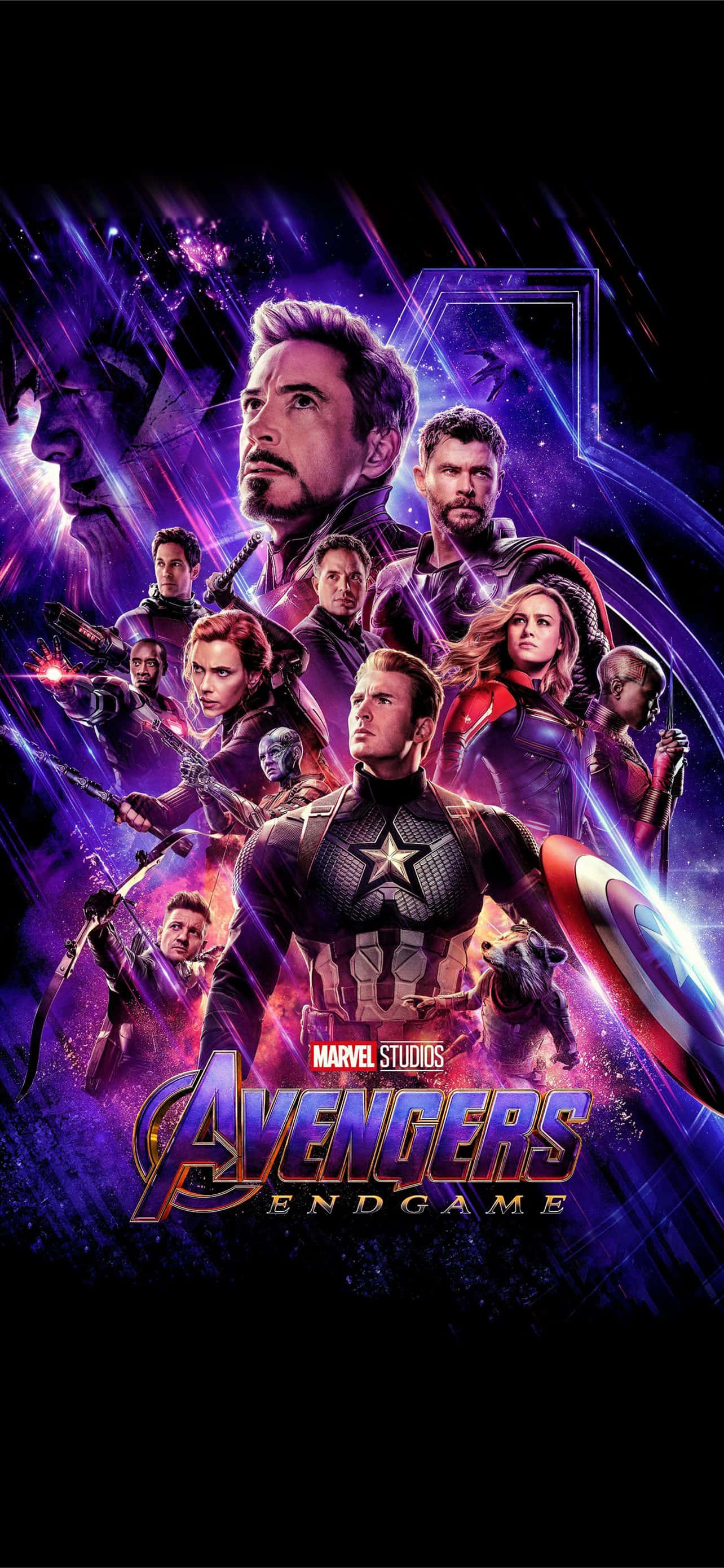 Avengers Endgame iPhone 桌布 壁紙 — 復仇者聯盟4：終局之戰電影海報，英雄們在宇宙紫色和藍色能量背景前擺出動態姿勢。