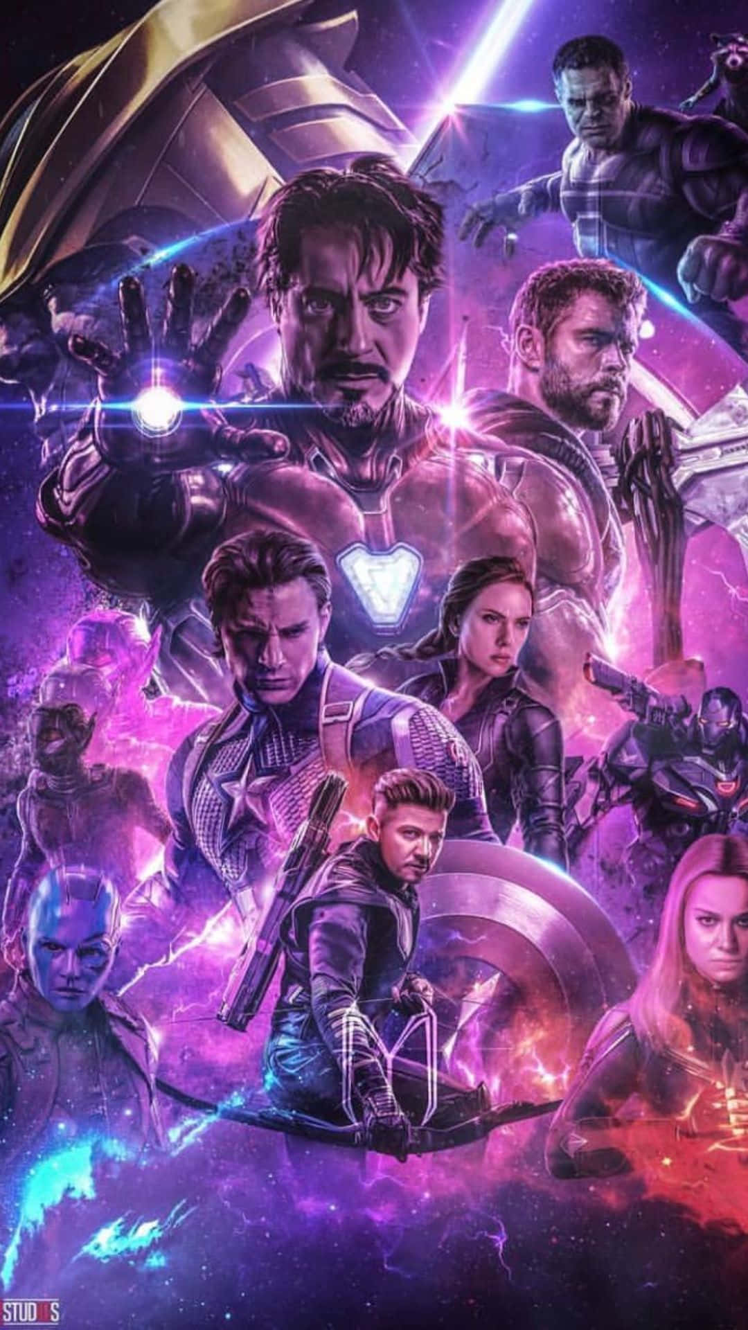 Avengers Endgame iPhone 桌布 壁紙 — 復仇者聯盟在宇宙戰鬥場景中集結，帶有發光能量效果和充滿活力的紫色星雲背景。