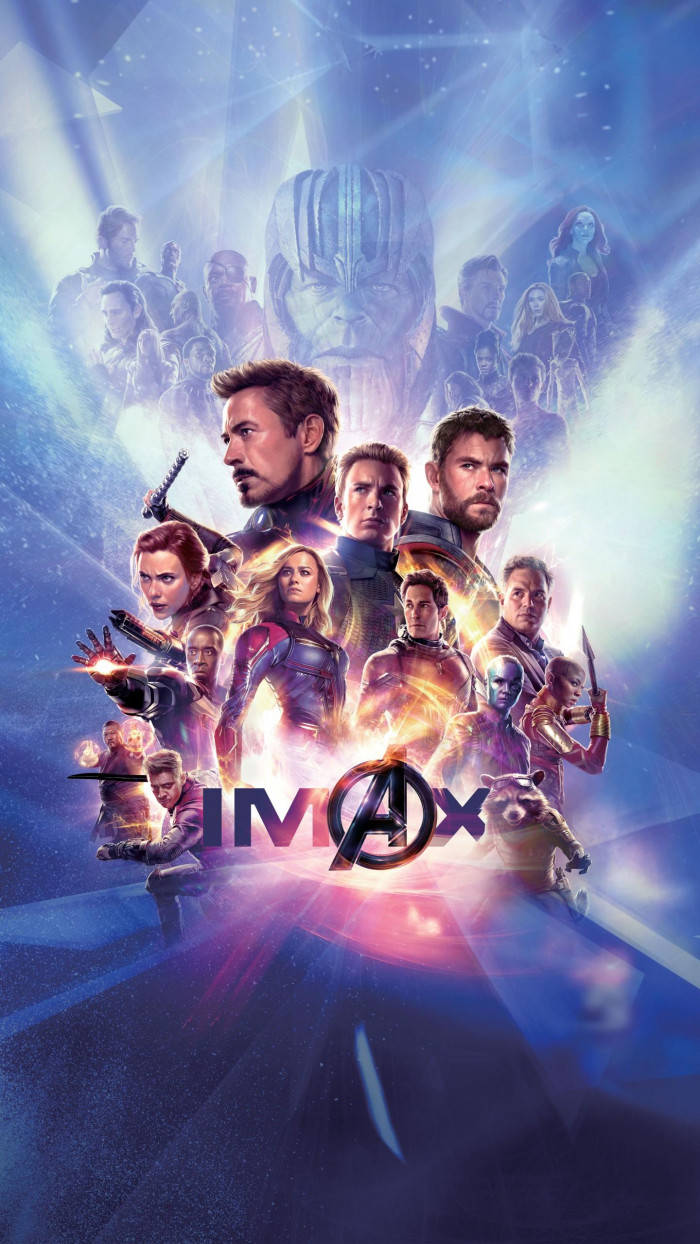 cool avengers 桌布 壁紙 — 復仇者聯盟在宇宙戰鬥場景中集結，薩諾斯在耀眼的藍色和紫色能量背景上居高臨下。