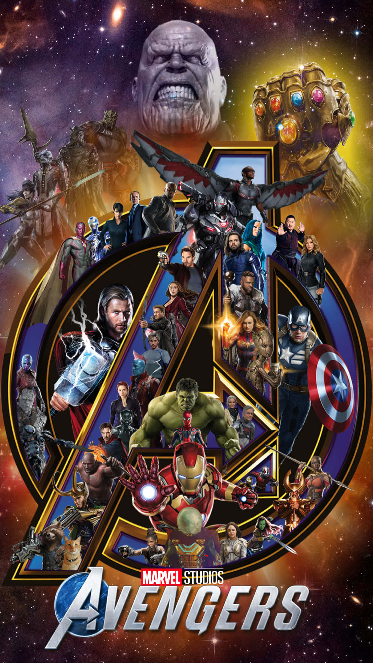 復仇者聯盟標誌 桌布 壁紙 — 復仇者聯盟在宇宙戰鬥場景中集結，薩諾斯居高臨下，無限手套發出威脅的光芒。