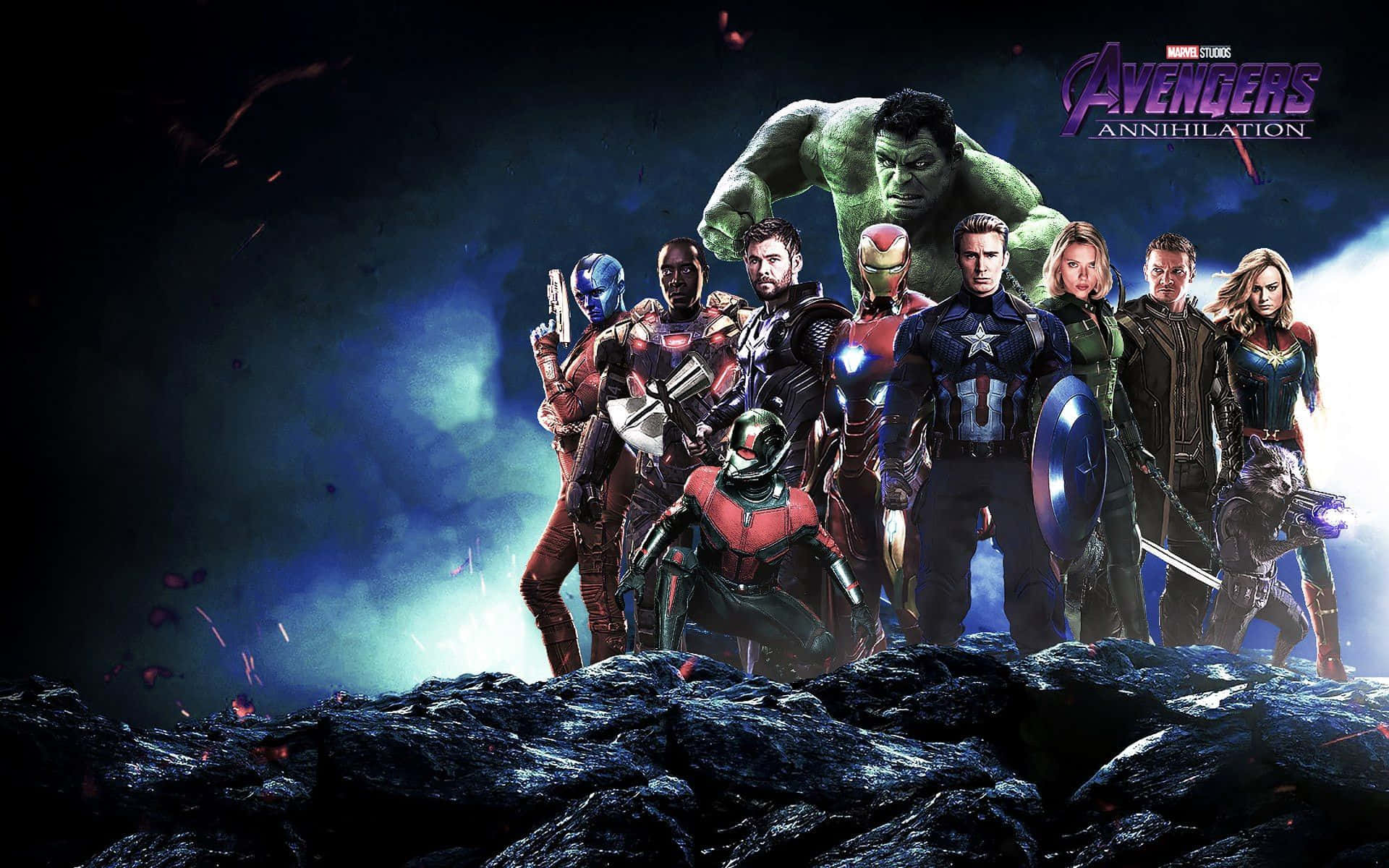 Avengers Laptop 桌布 壁紙 — 復仇者聯盟在岩石戰場上集結，背景是戲劇性的藍黑天空，浩克在他們身後若隱若現。