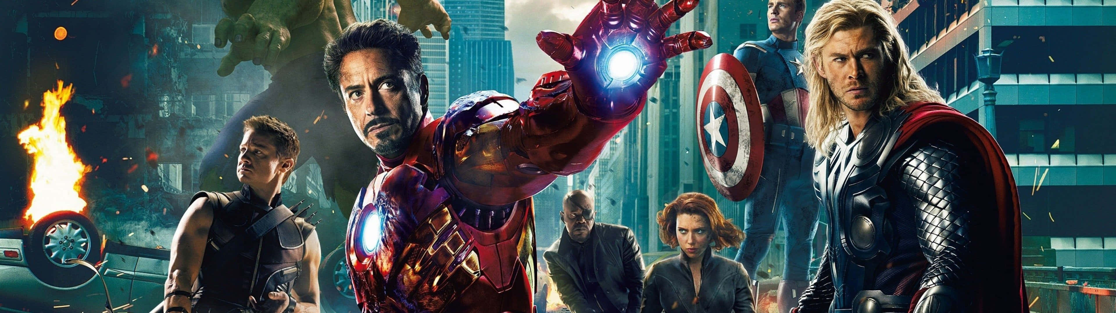 Avengers Dual Screen 桌布 壁紙 — 復仇者聯盟在火海城市中集結，鋼鐵人的發光斥力炮帶領衝鋒。