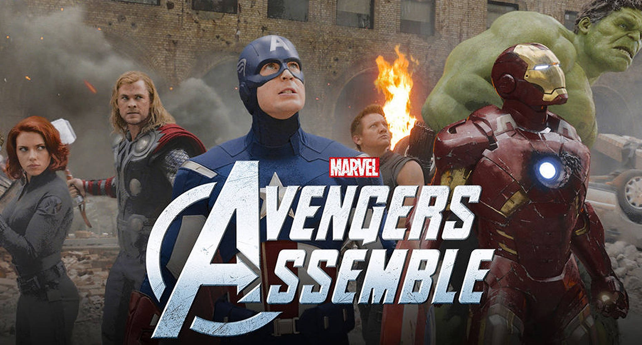 Assemble 桌布 壁紙 — 復仇者聯盟在熾熱的城市戰場集結，美國隊長、雷神、浩克、鋼鐵人和黑寡婦準備好戰鬥。