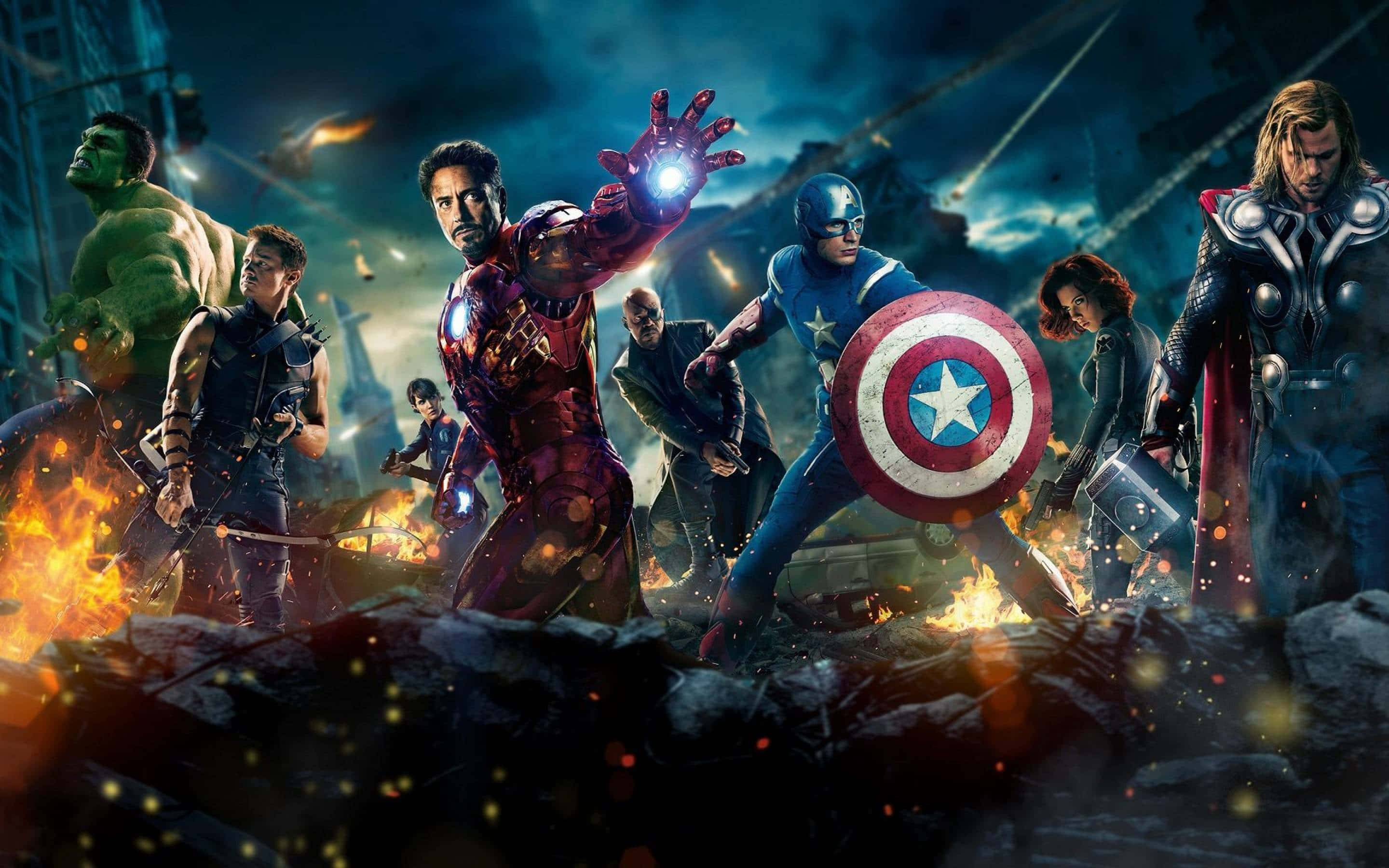 Marvel Movie 桌布 壁紙 — 復仇者聯盟在熾熱的戰鬥場景中集結，鋼鐵人發光，美國隊長手持盾牌。