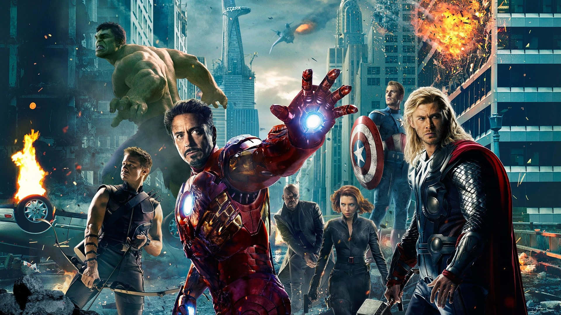 Marvel Movie 桌布 壁紙 — 復仇者聯盟在破碎的城市景觀中集結，鋼鐵人發射他的斥力炮，索爾準備就緒，浩克在爆炸和碎片中咆哮。