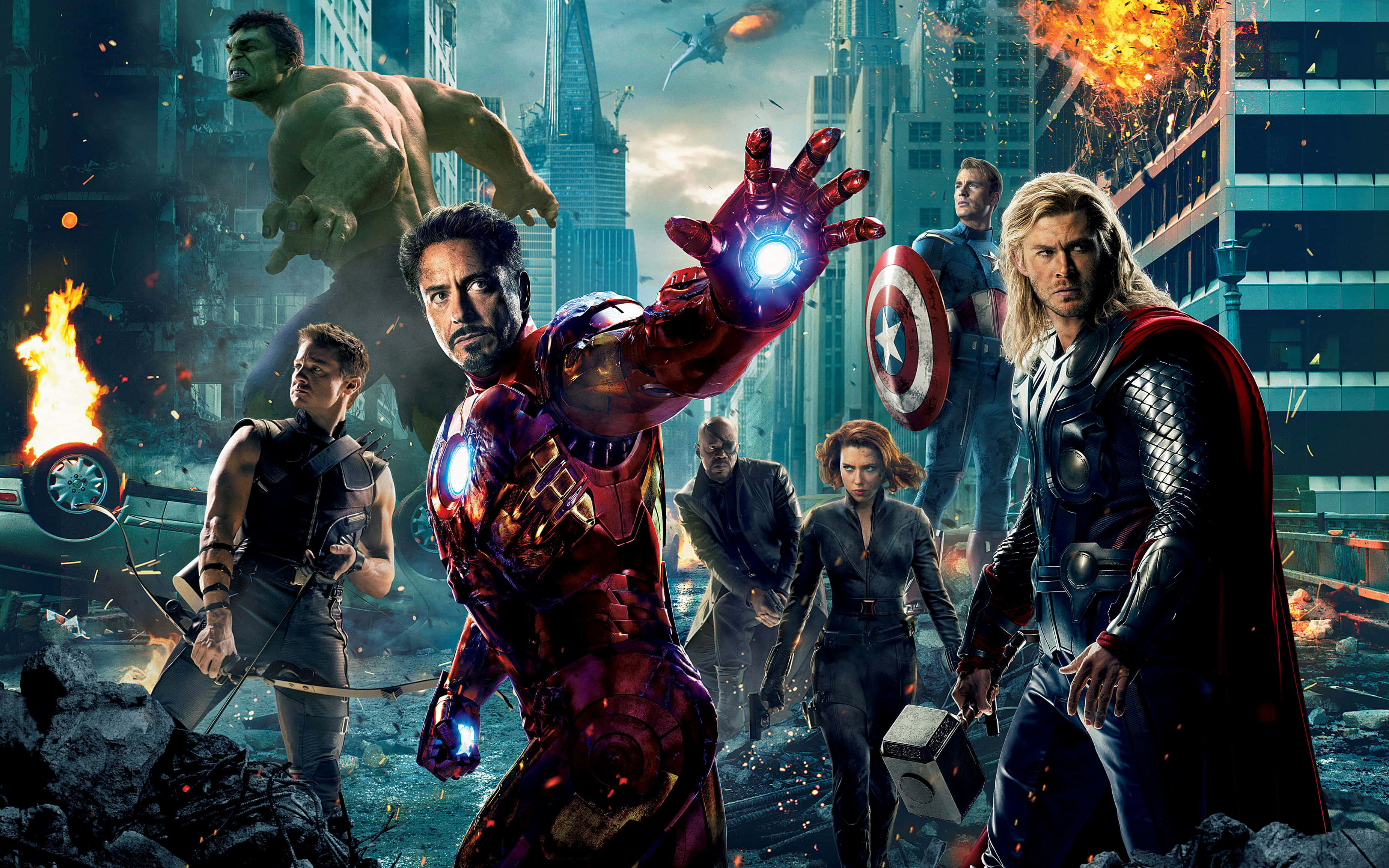 Avengers Movie 桌布 壁紙 — 復仇者聯盟在破碎的城市景觀中集結，鋼鐵人發射斥力炮，浩克咆哮，索爾在爆炸和瓦礫中準備就緒。