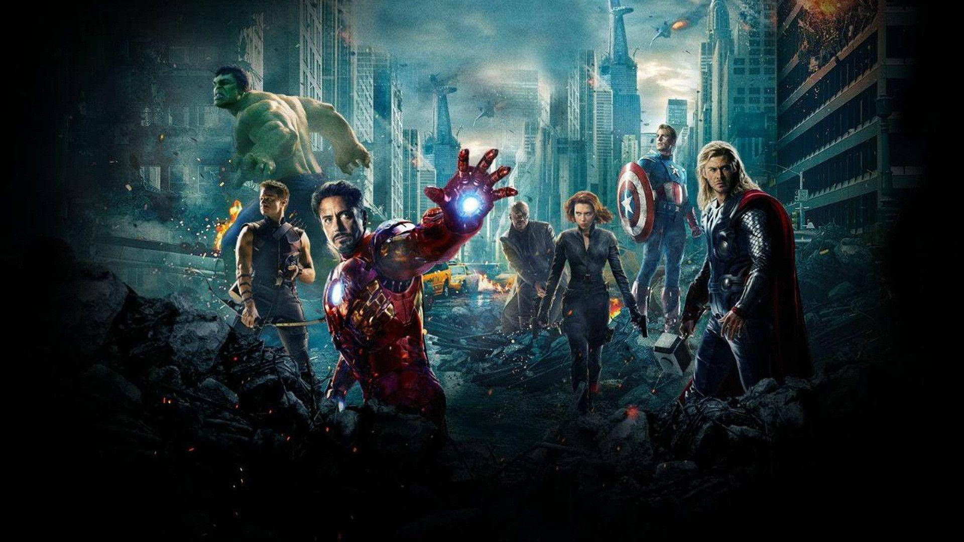 Marvel Avengers 桌布 壁紙 — 復仇者聯盟在破碎的城市景觀中集結，鋼鐵人在瓦礫和摩天大樓中向前發光。
