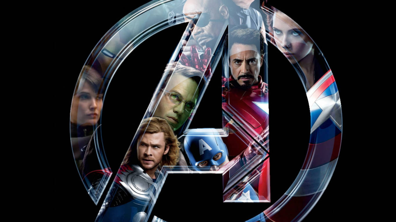 Avengers Logo 桌布 壁紙 — 復仇者聯盟標誌在黑色背景上閃耀，映照出鋼鐵人、索爾和美國隊長等關鍵英雄的倒影。
