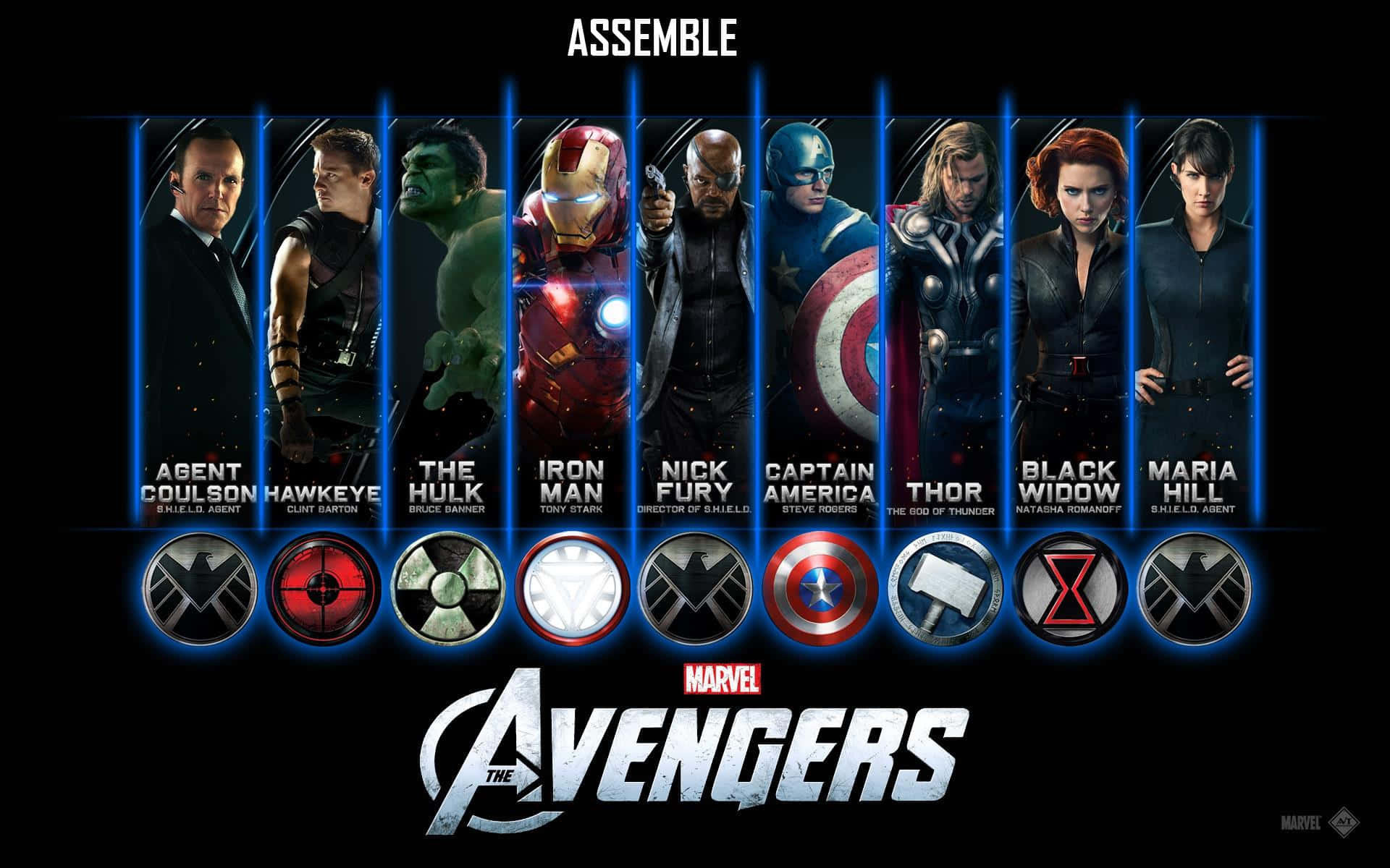 Avengers Movie 桌布 壁紙 — 復仇者聯盟的團隊陣容站在發光的藍色垂直插槽中，背景為黑色，下方有他們的名字和符號。