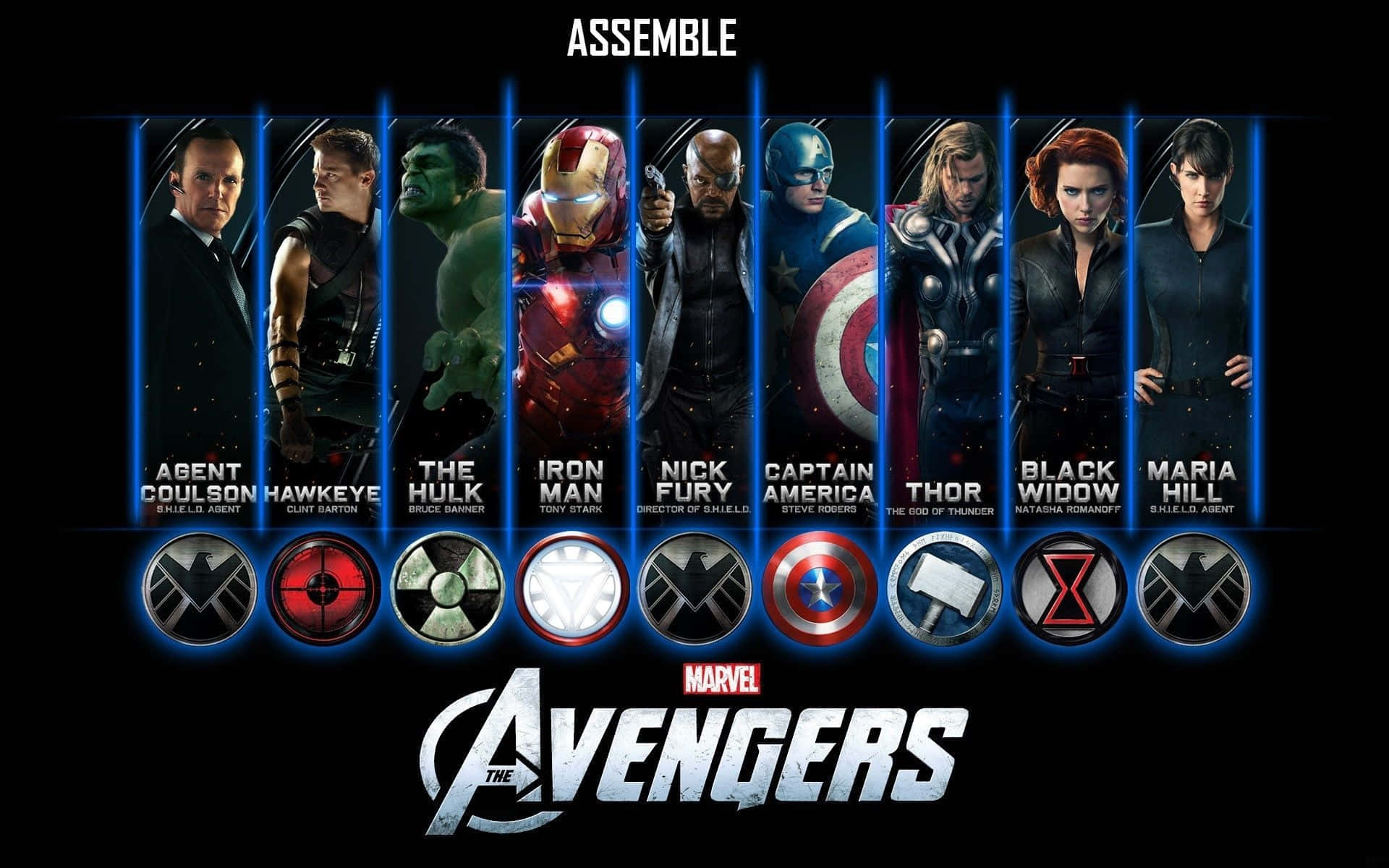 Marvel Movie 桌布 壁紙 — 復仇者聯盟的團隊陣容站在發光的藍色垂直槽中，背景為黑色，下方有他們的名字和符號。