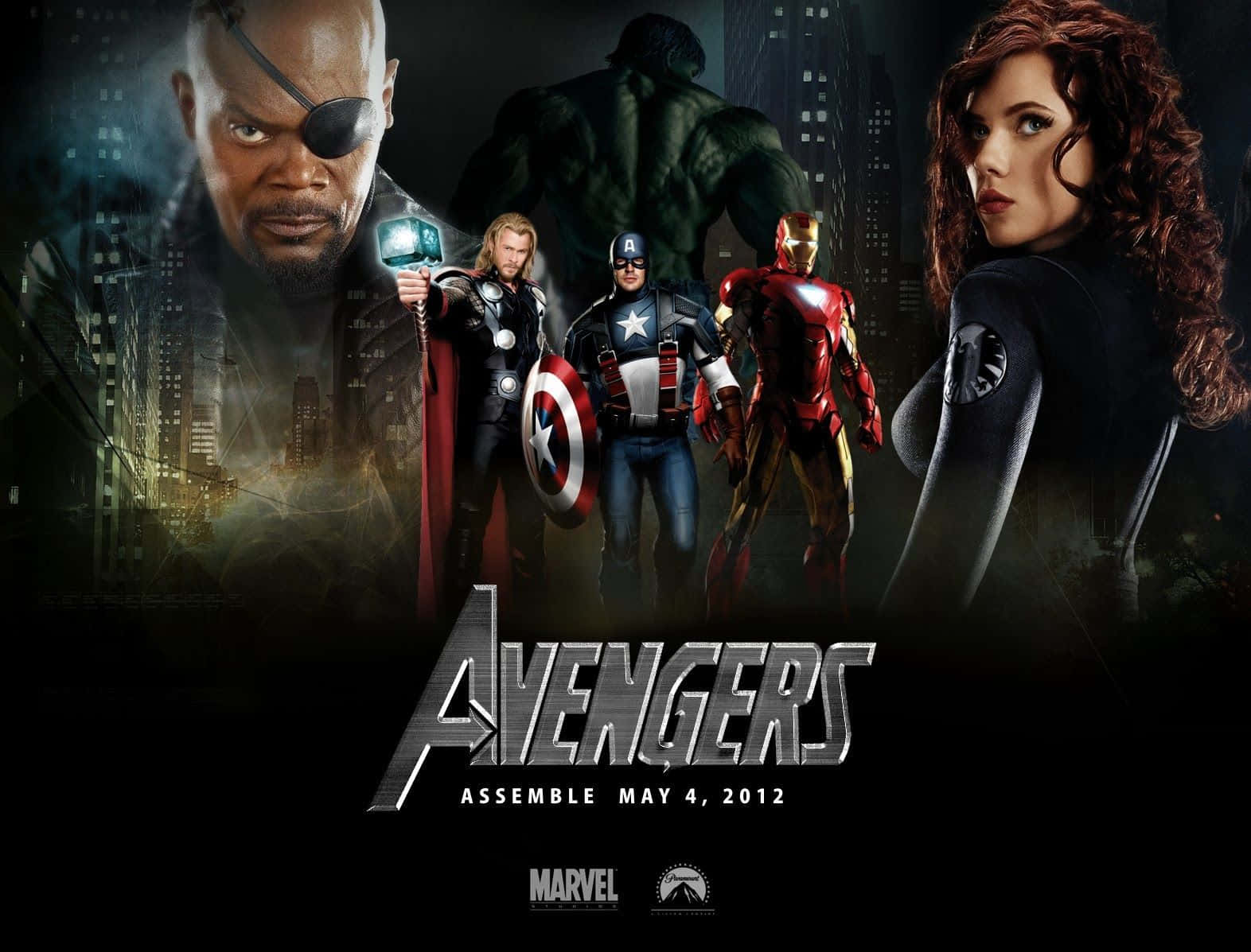 Marvel Movie 桌布 壁紙 — 復仇者聯盟超級英雄團隊英勇地站在黑暗的城市天際線前，伴隨著發光的燈光和戲劇性的陰影。