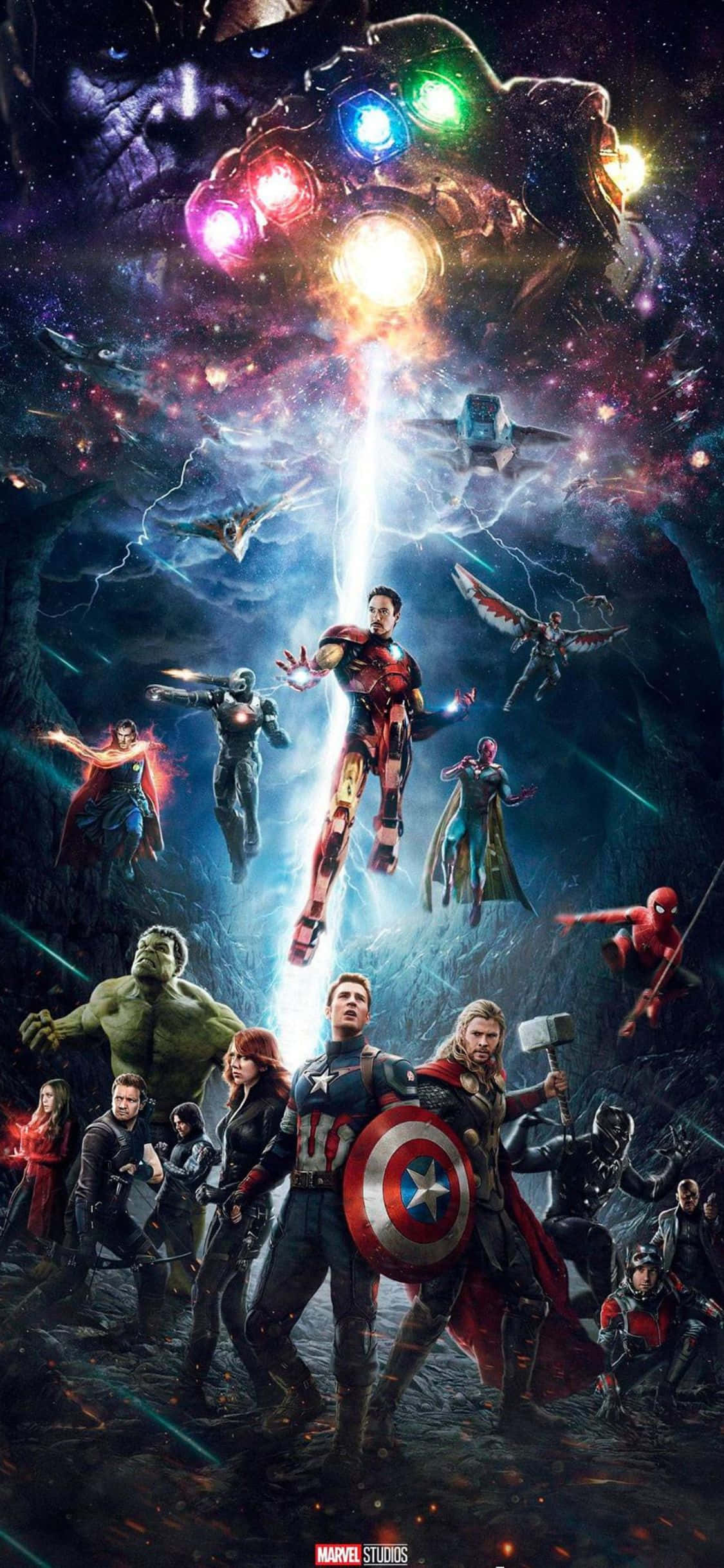 Avengers Movie 桌布 壁紙 — 復仇者聯盟集結，在宇宙戰鬥中對抗揮舞著發光無限手套的薩諾斯。