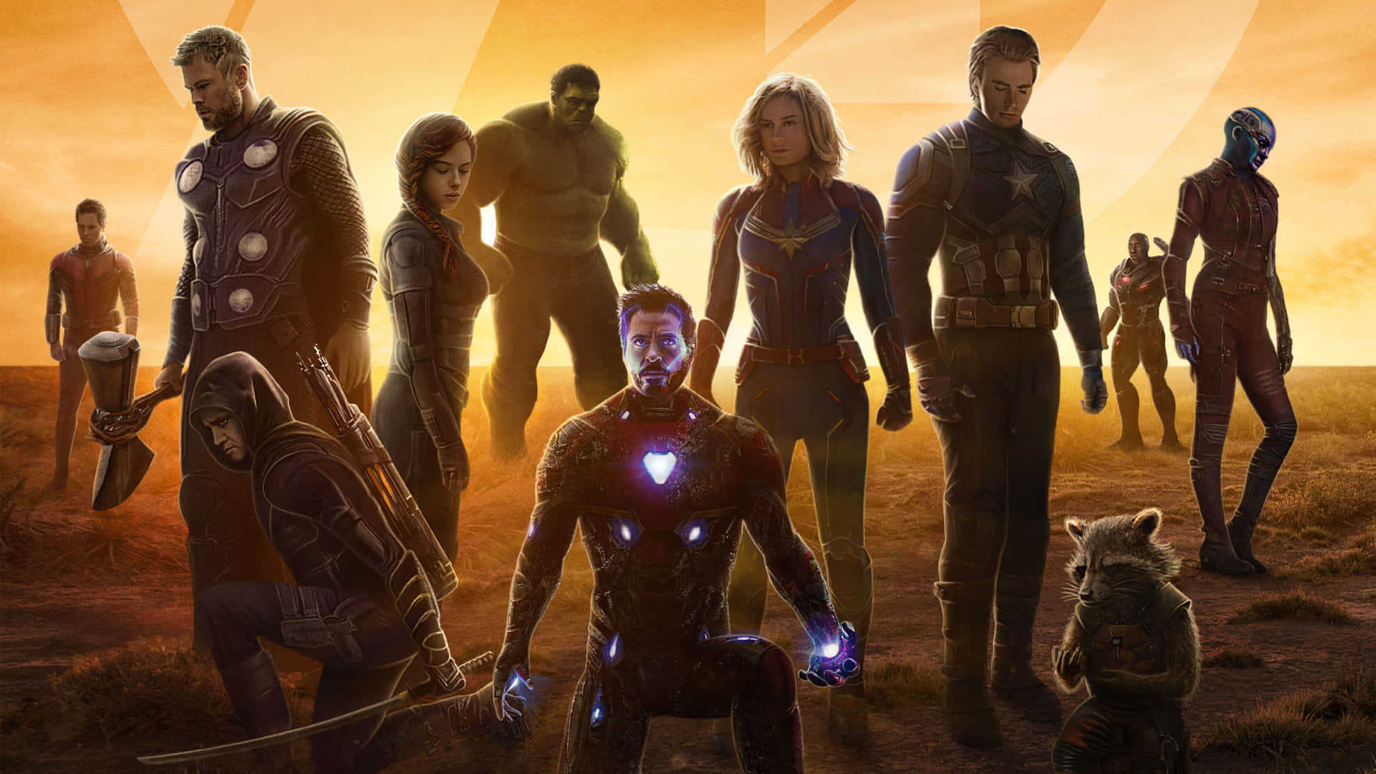 Avengers Movie 桌布 壁紙 — 復仇者聯盟集結在金色沙漠戰場，鋼鐵人在中央發光，火箭浣熊在他旁邊。