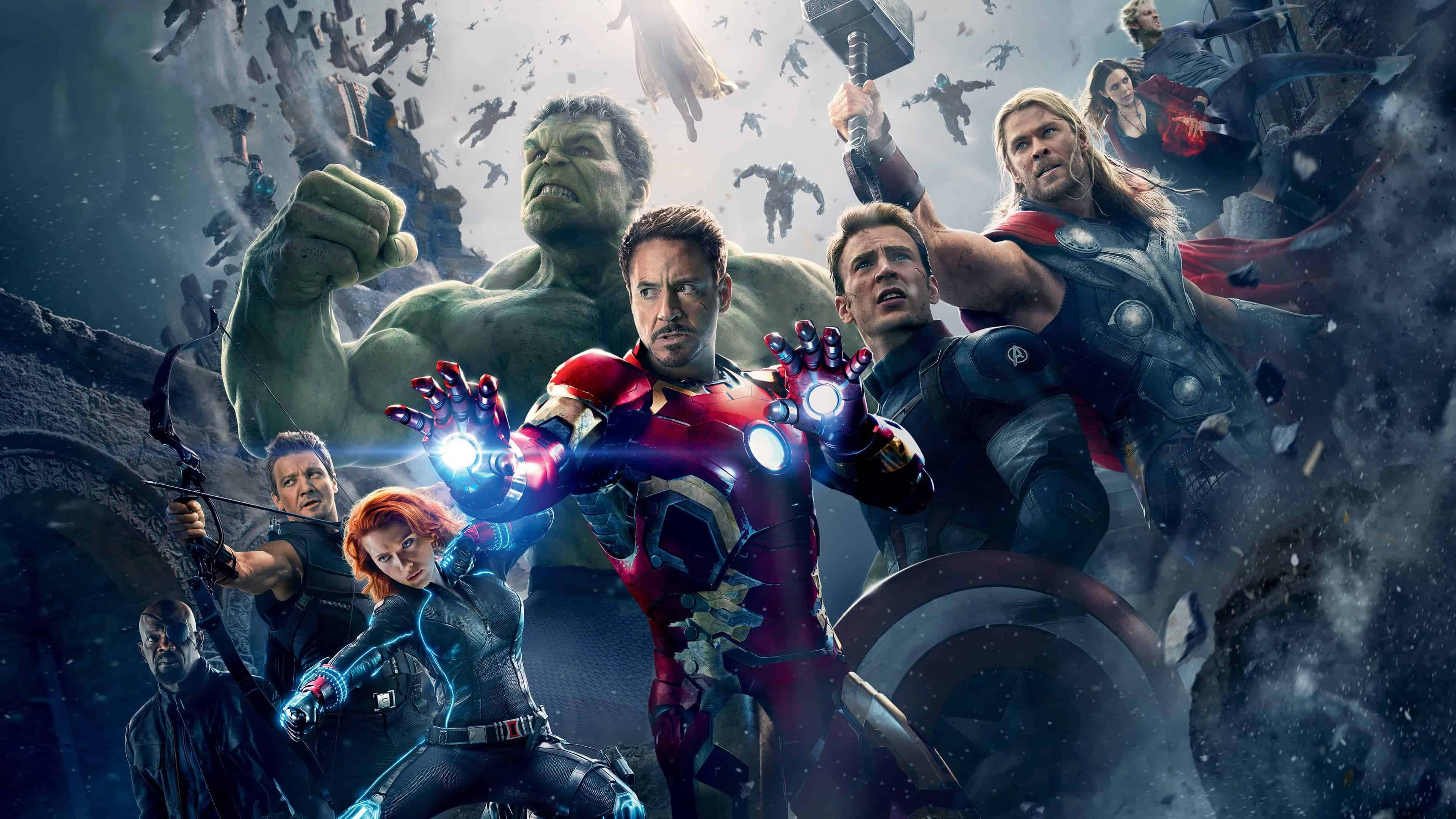 4K Marvel's Avengers 桌布 壁紙 — 復仇者聯盟集結於一場混亂的戰鬥場景中，由浩克、索爾、鋼鐵人和美國隊長帶領衝鋒，周圍是飛散的碎片和破碎的建築物。