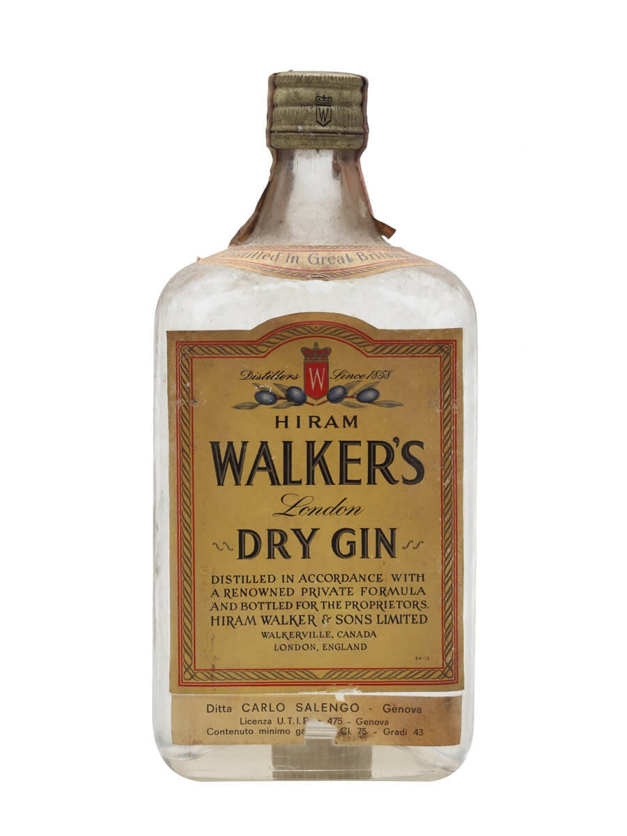 alcohol 桌布 壁紙 — 復古 Hiram Walker's 倫敦乾琴酒瓶，帶有陳舊標籤和磨損玻璃，置於純白背景前。