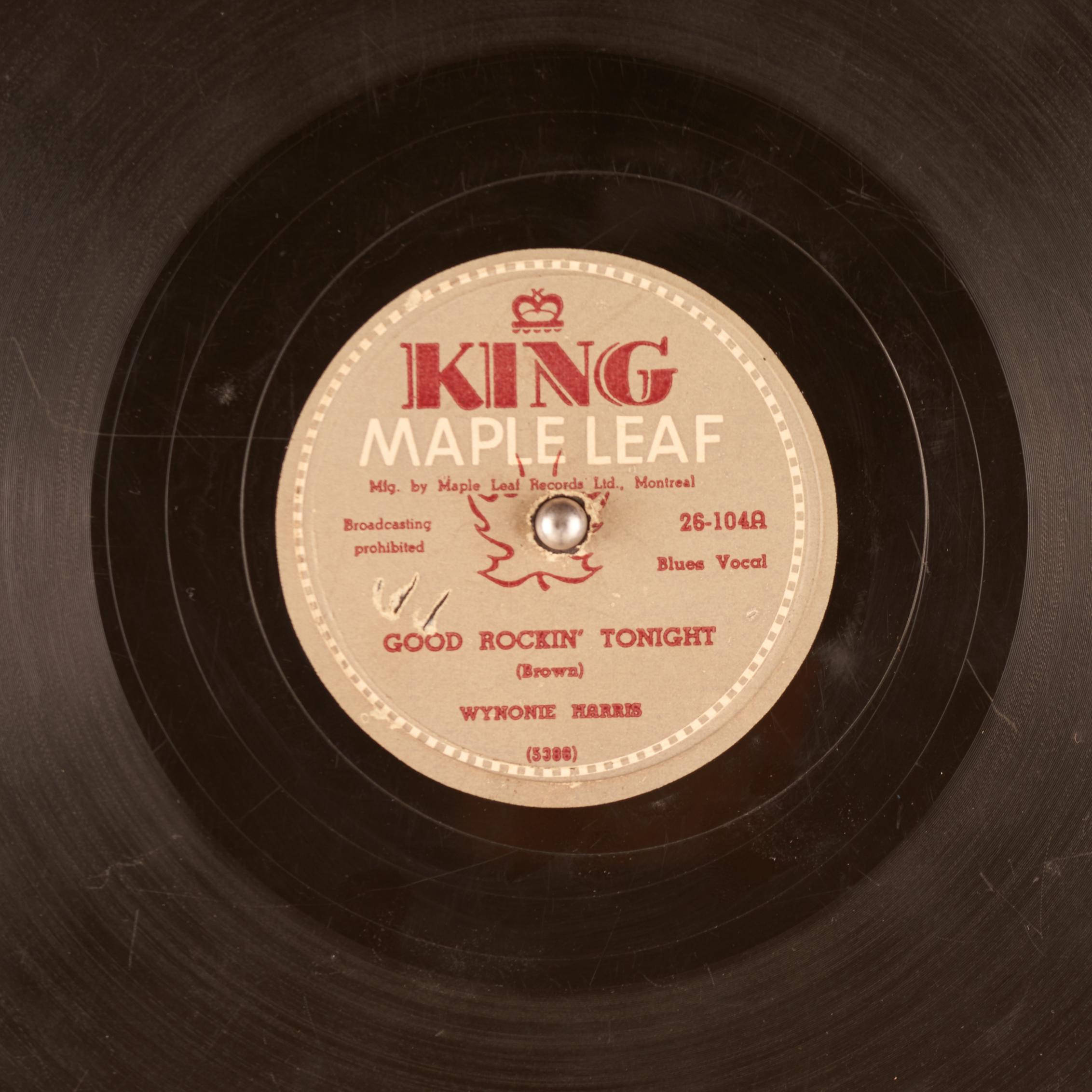album 桌布 壁紙 — 復古 King Maple Leaf 唱片標籤的特寫，紅色文字和楓葉標誌在磨損的黑色乙烯基表面上。