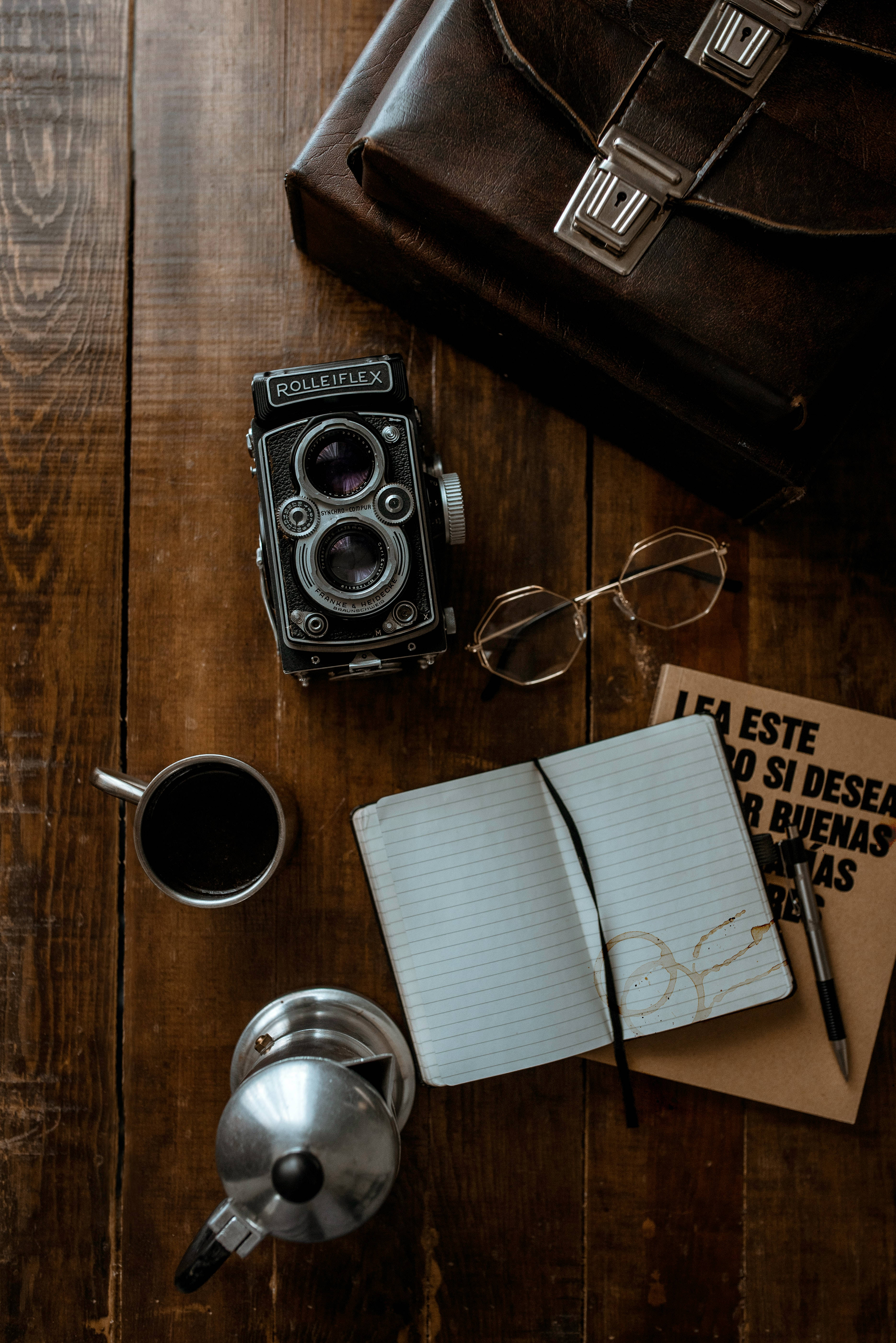 Retro 桌布 壁紙 — 復古 Rolleiflex 相機和咖啡杯放在一個打開的筆記本旁邊，在質樸的木桌上。