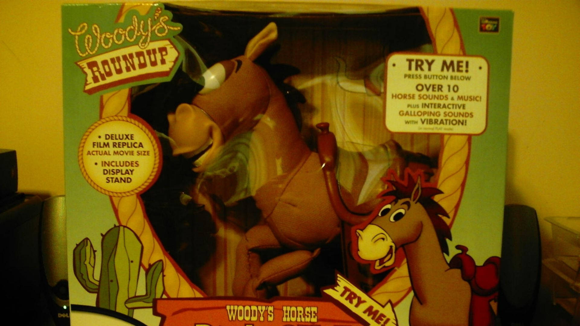 Bullseye 桌布 壁紙 — 復古 Woody's Roundup 玩具箱，內有棕色馬和紅髮馬，附互動聲音按鈕。