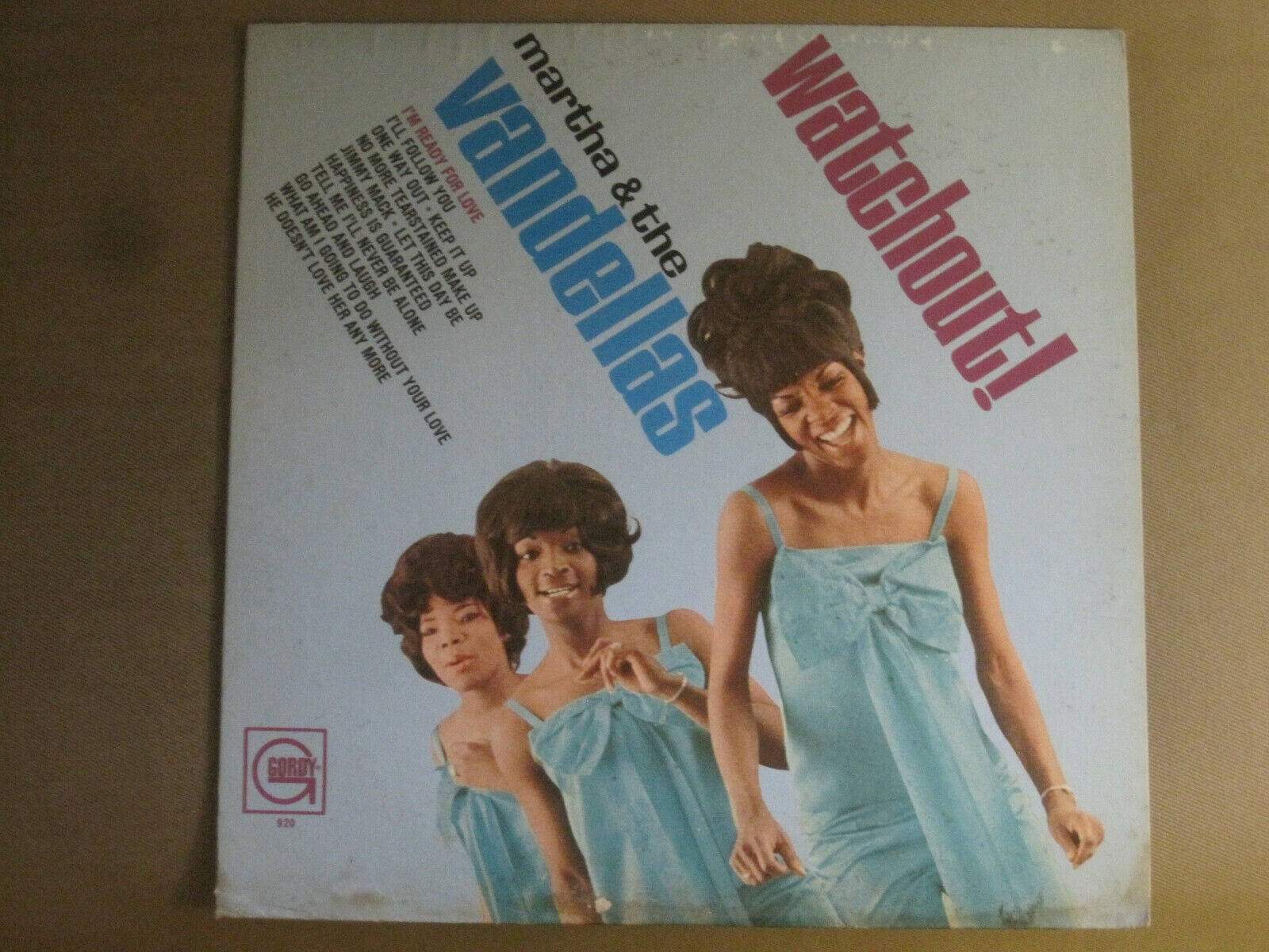 Singer 桌布 壁紙 — 復古1960年代黑膠唱片封套， featuring Martha and the Vandellas 穿著相配的藍色連衣裙，搭配大膽字體設計。