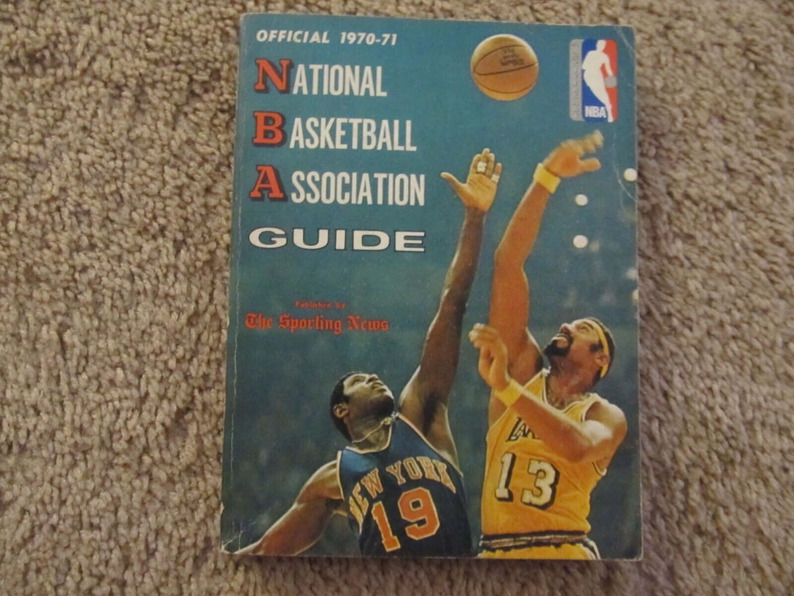 復古1970-71 NBA指南封面，兩名球員跳起爭搶籃球。 — Michael B Jordan 壁紙
