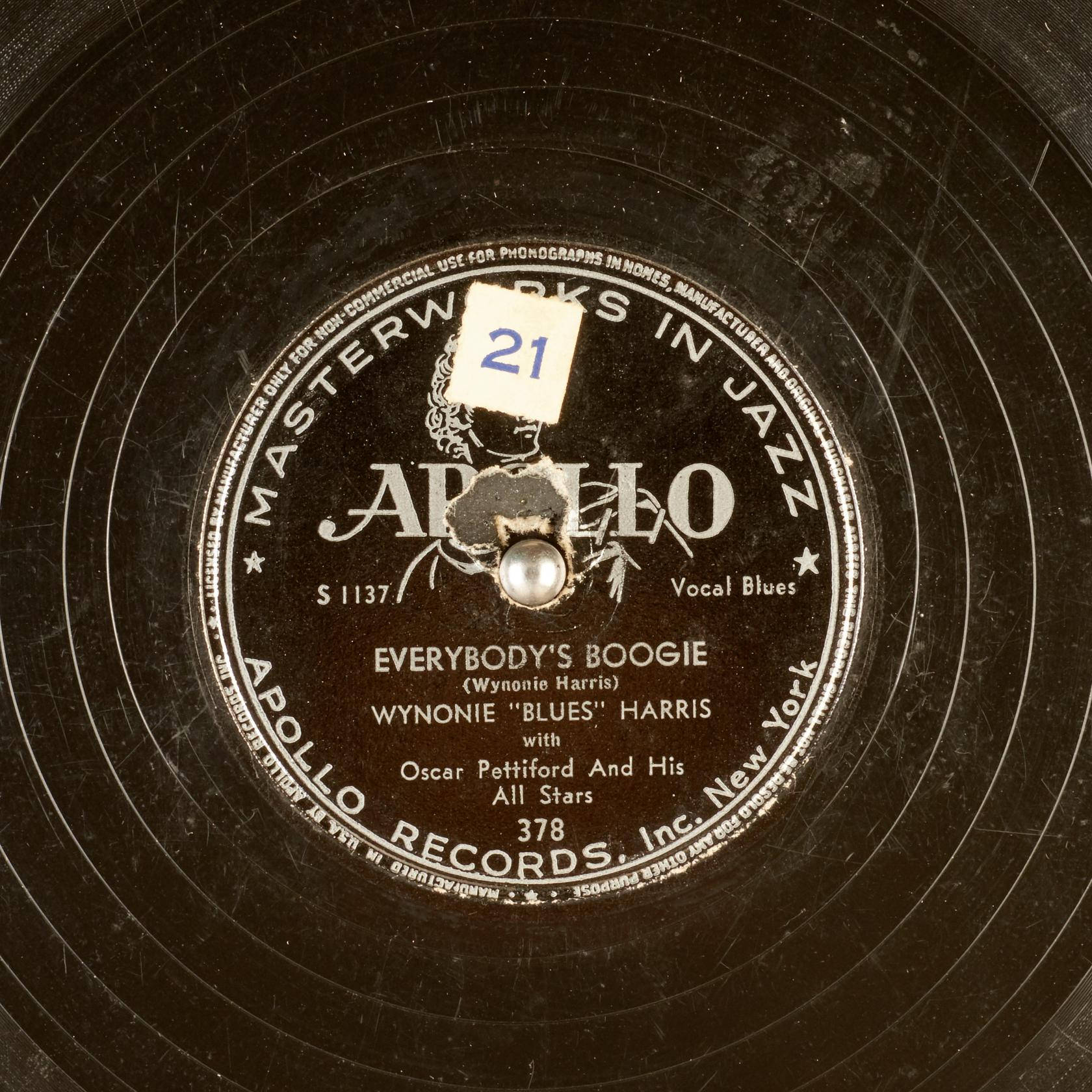 vinyl 桌布 壁紙 — 復古Apollo Records黑膠唱片標籤的特寫，帶有明顯的磨損和手寫標記為21的貼紙。