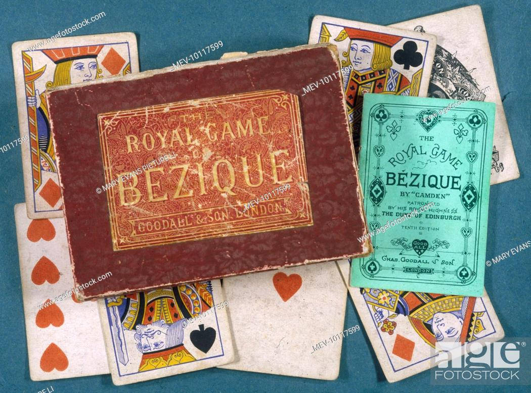 Box 桌布 壁紙 — 復古Bezique紙牌遊戲書籍和撲克牌散落在青綠色表面上，顯示磨損和華麗設計。