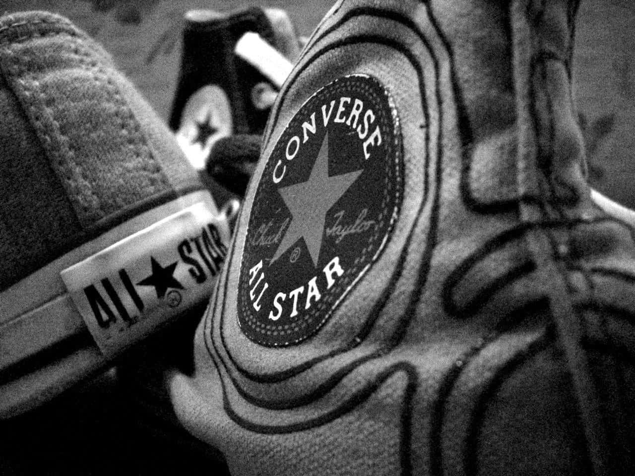 Converse 標誌 桌布 壁紙 — 復古Converse All Star運動鞋的黑白特寫鏡頭，凸顯標誌性的星星標誌和紋理布料。