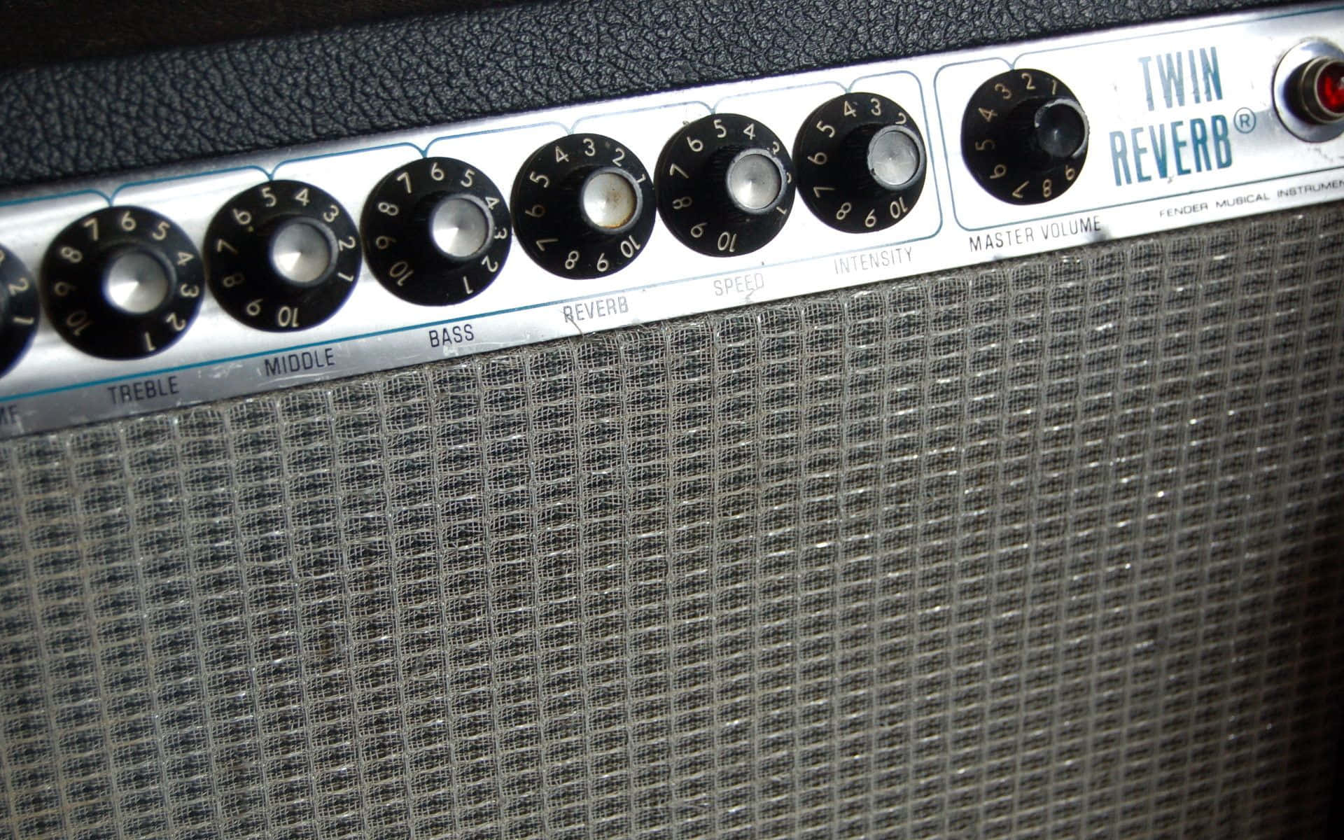 Guitar Amp 桌布 壁紙 — 復古Fender Twin Reverb吉他擴大機特寫，帶有銀色網罩和標示高音、低音、殘響的黑色旋鈕。