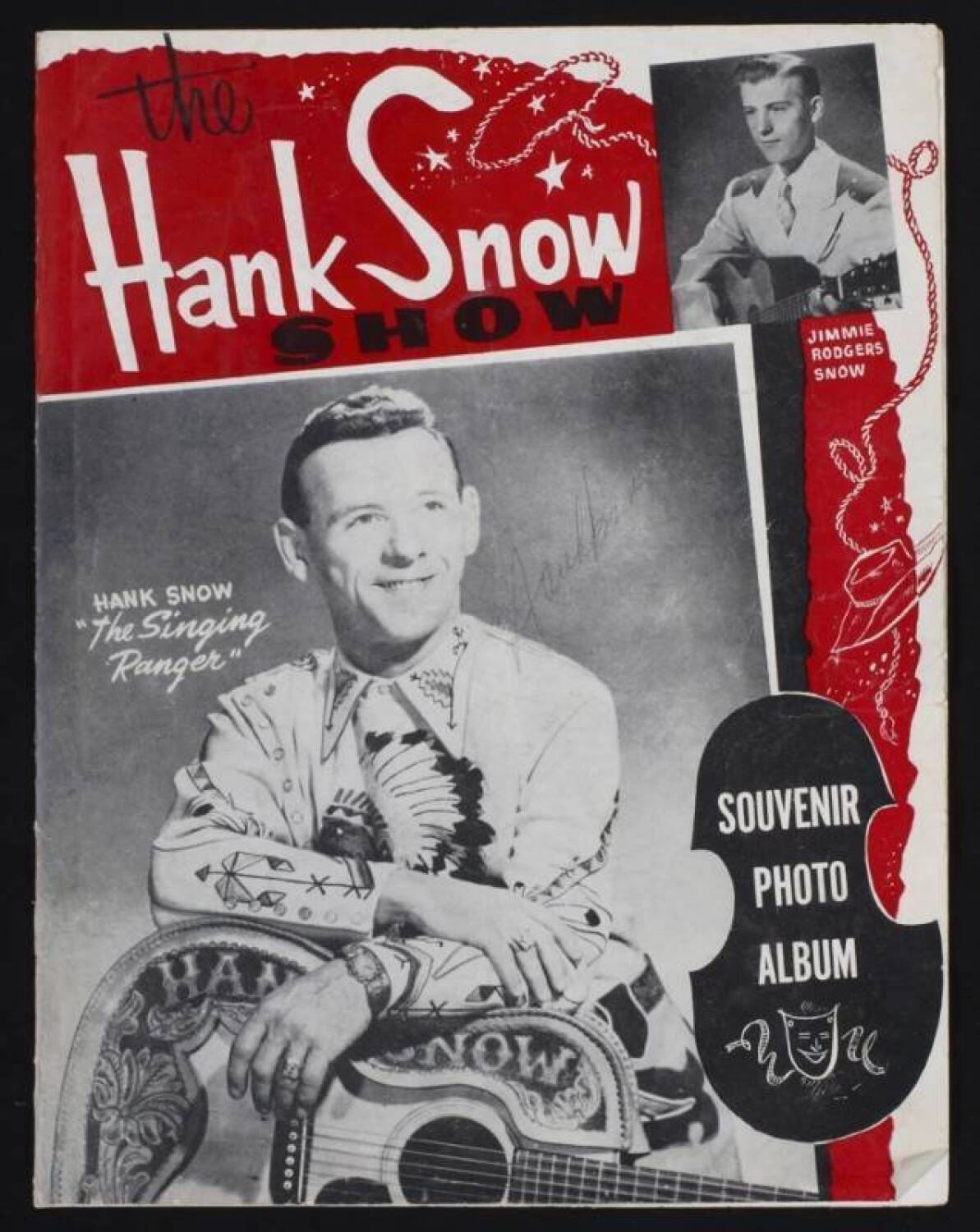 音樂 桌布 壁紙 — 復古Hank Snow表演紀念相簿封面， featuring 黑白肖像的鄉村歌手與吉他及紅色星星設計點綴。
