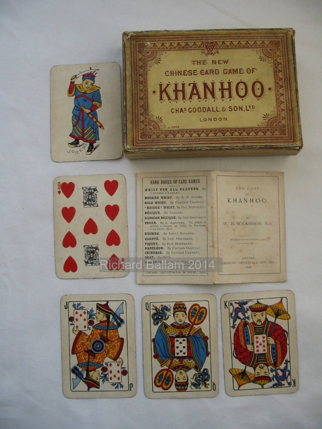 Playing Cards 桌布 壁紙 — 復古Khanhoo紙牌遊戲套裝，附有華麗的撲克牌和原裝盒子，展示在白色布料上。